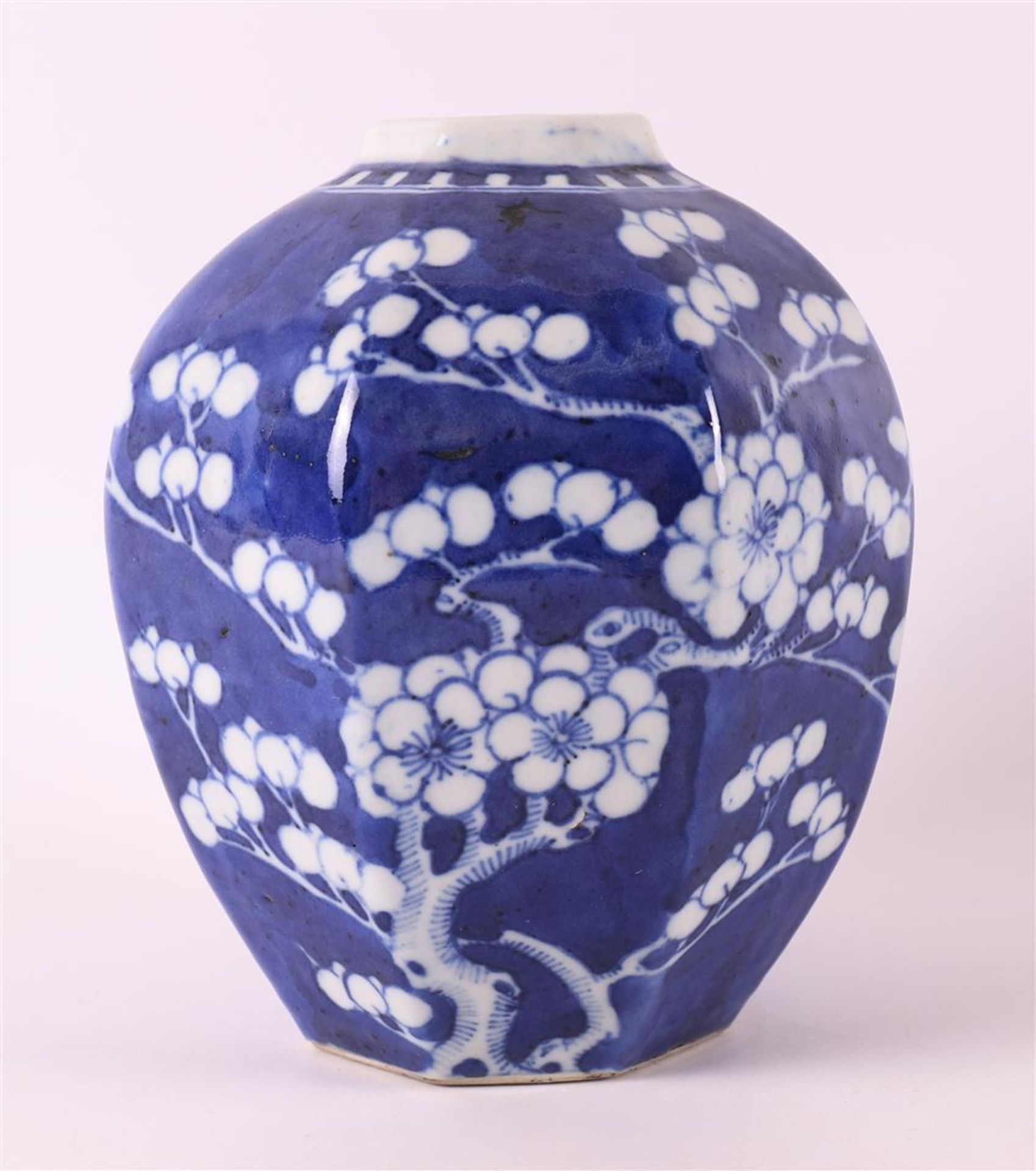 A blue and white porcelain octagonal tea caddy, China, circa 1800.