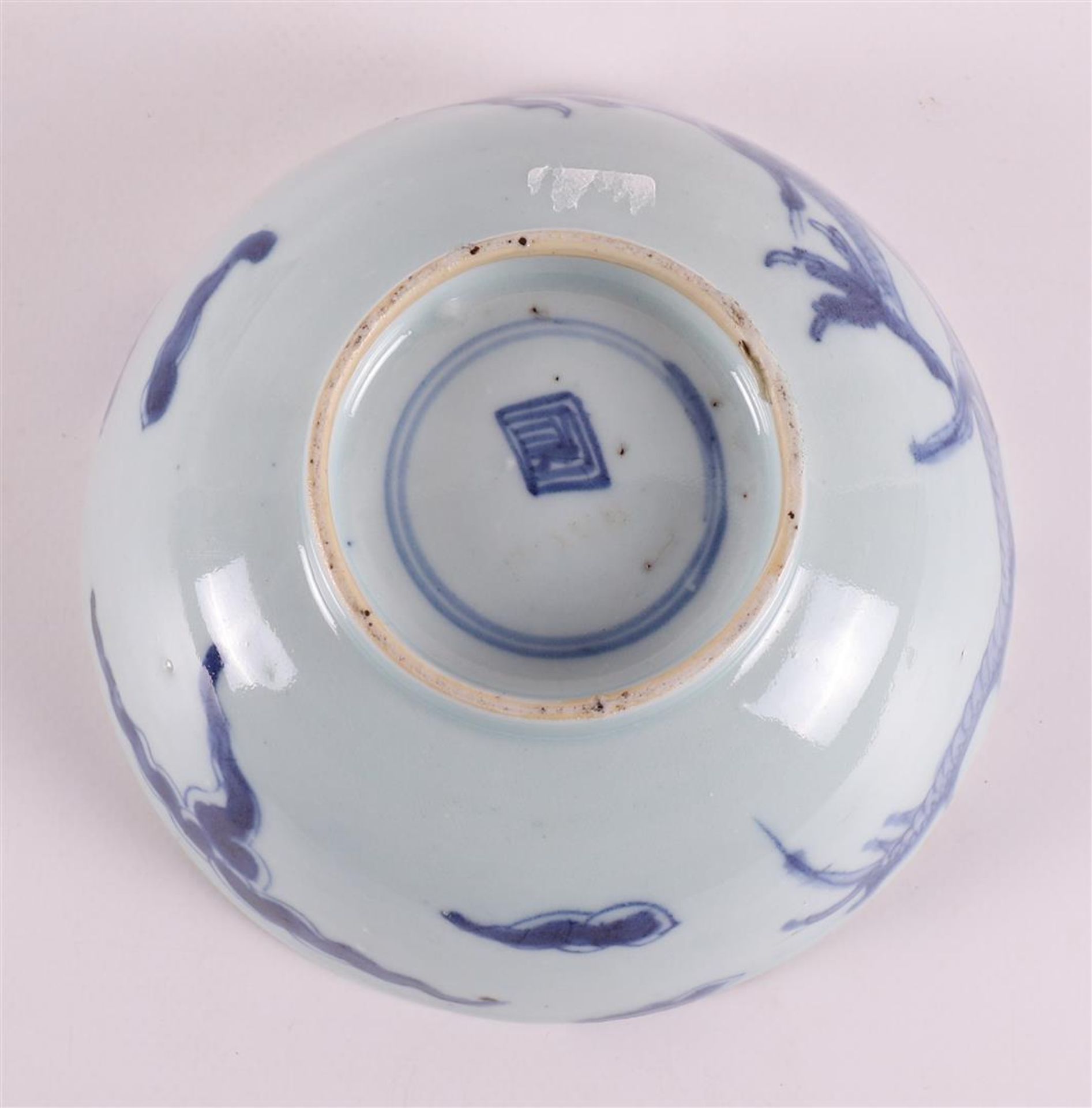 A blue and white porcelain bowl on a stand ring, China, Kangxi, around 1700. - Bild 10 aus 15