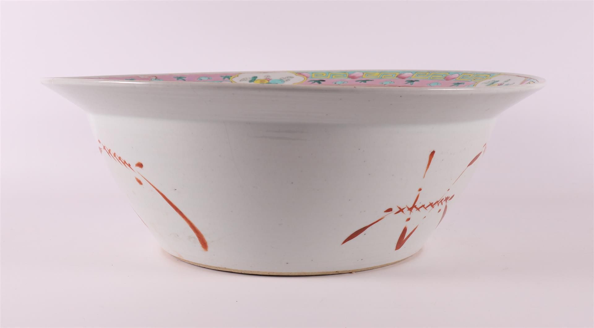 A porcelain famille rose wash bowl, China, Guangxu, around 1900. - Bild 5 aus 8