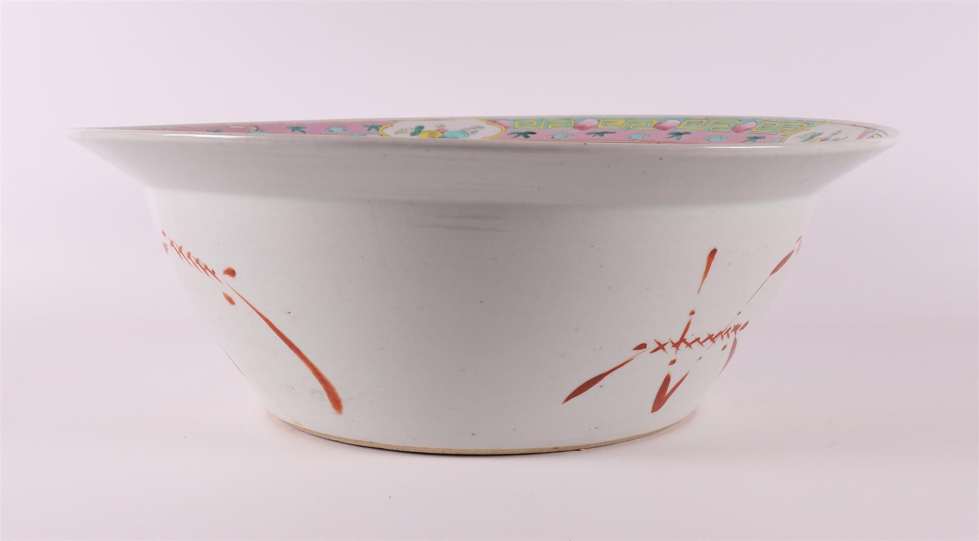 A porcelain famille rose wash bowl, China, Guangxu, around 1900. - Image 5 of 8