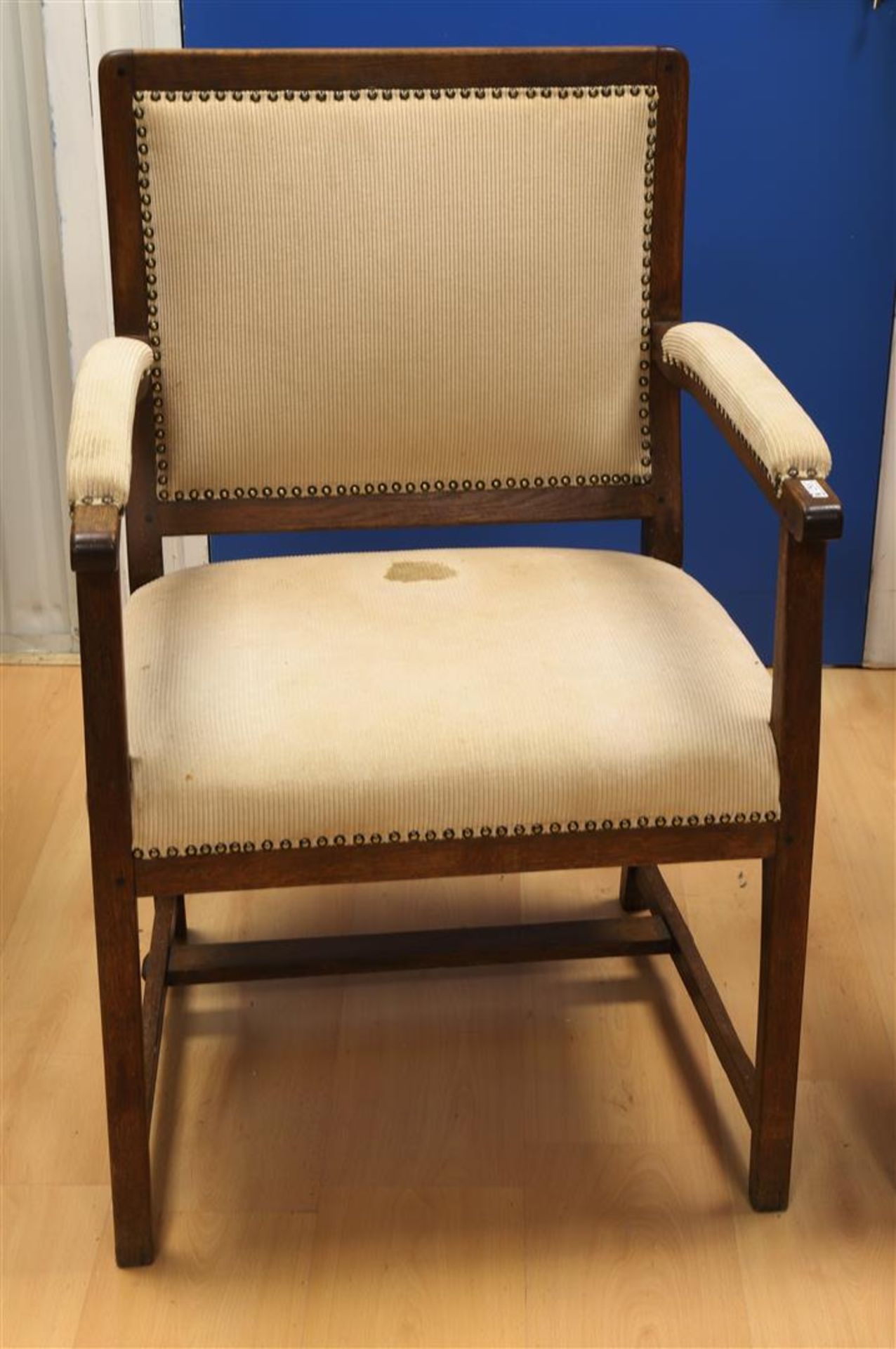 A pair of oak armrest chairs, Nieuwe Kunst, circa 1900. - Bild 2 aus 3