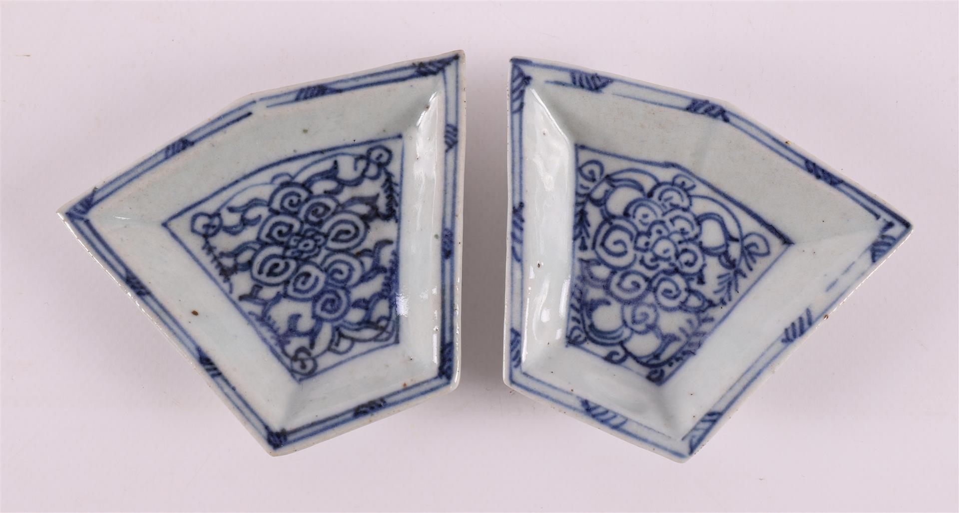 A blue and white porcelain hors d'oevre set, China, Kangxi, around 1700. - Image 7 of 12