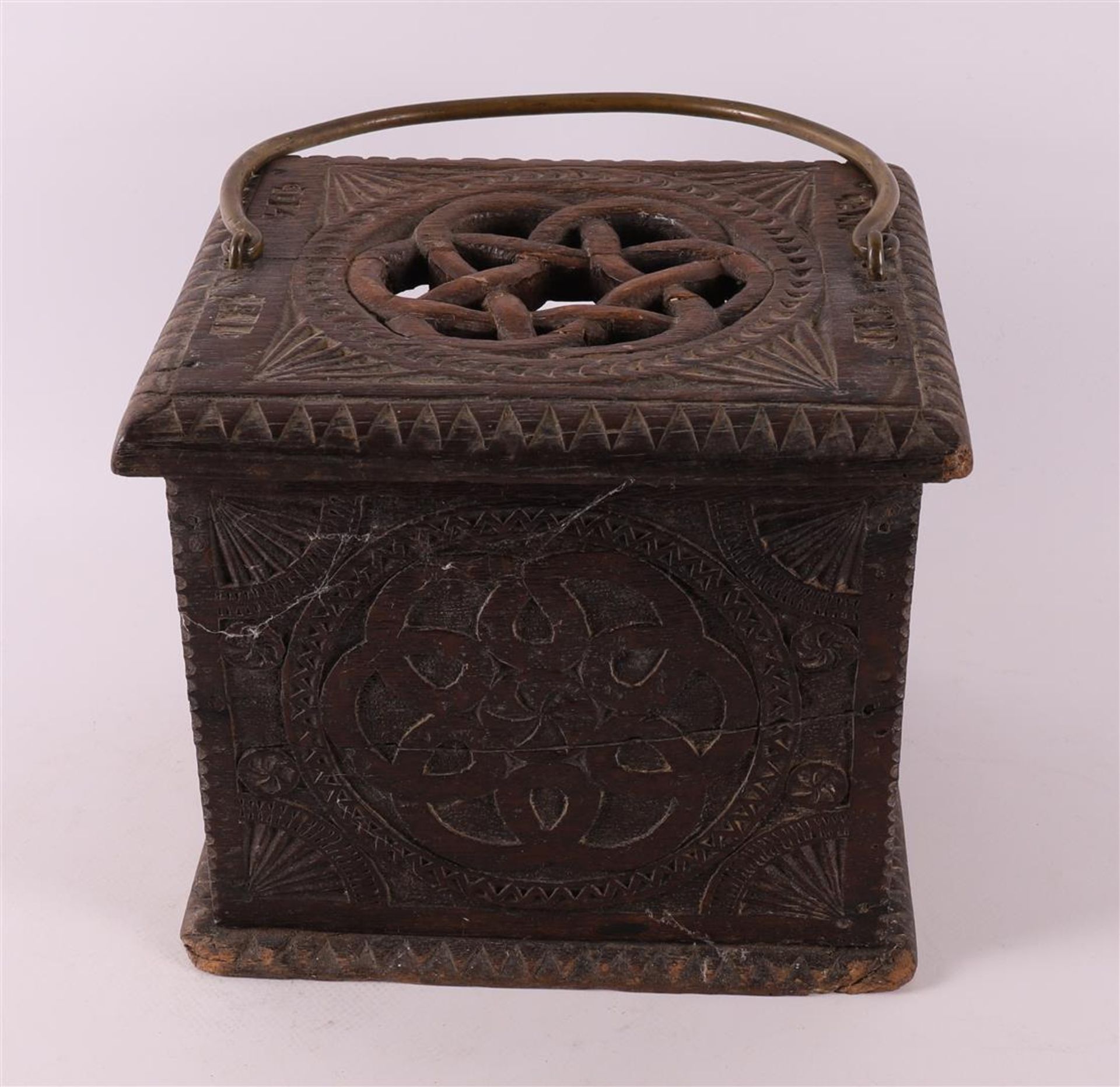 A square oak wood stove with brass handle, anno 1870. - Bild 3 aus 5