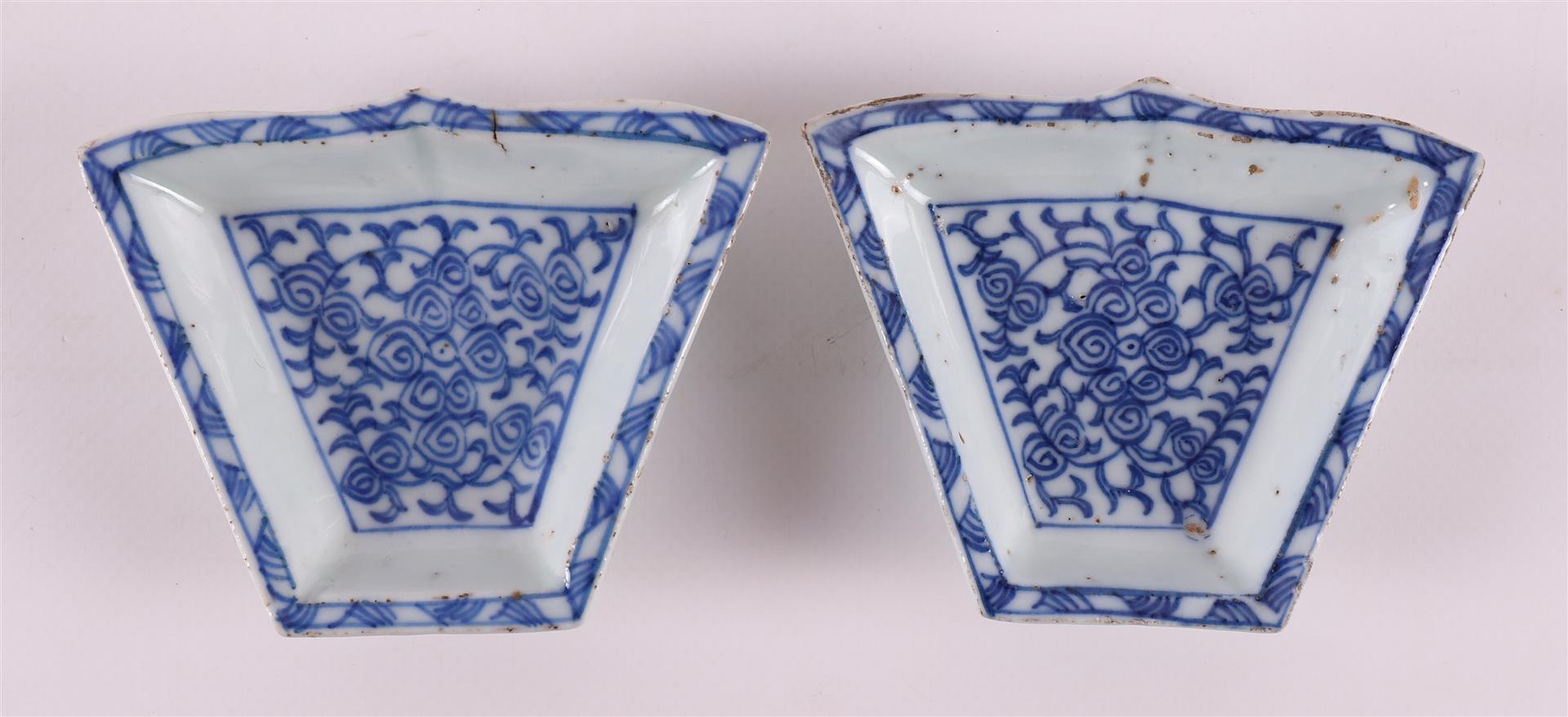 A blue and white porcelain hors d'oevre set, China, Kangxi, around 1700. - Image 3 of 12