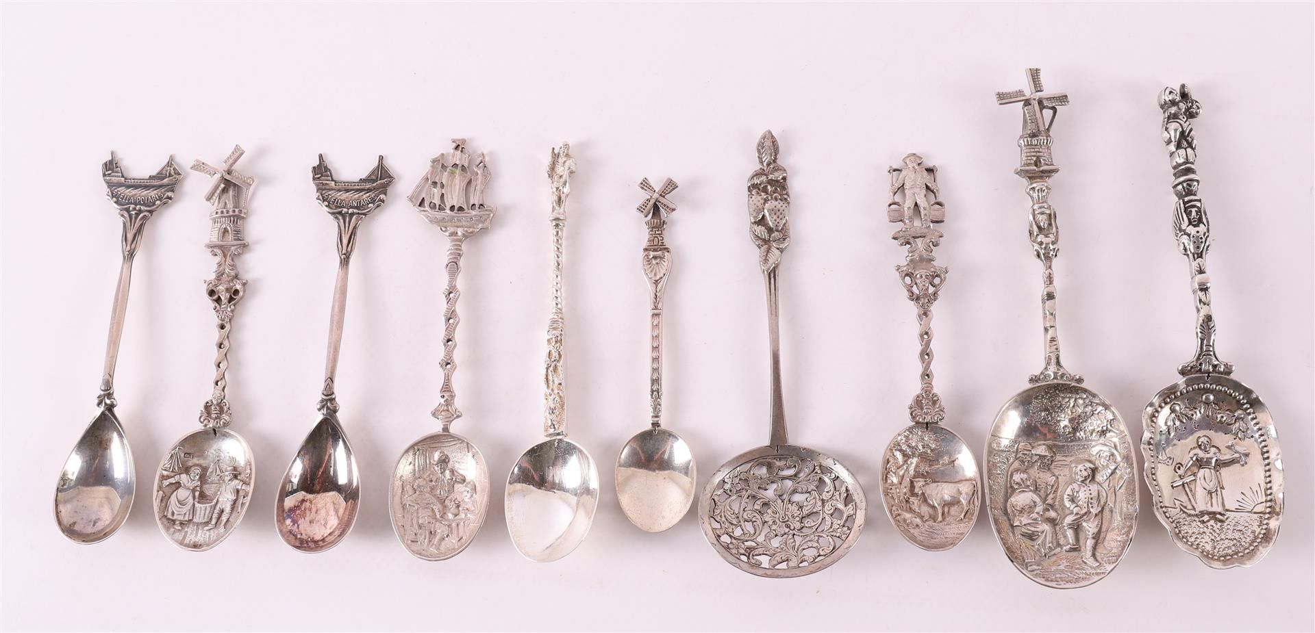 A lot of various 2nd grade 835/1000 silver spoons, approx. 170 grams in total.