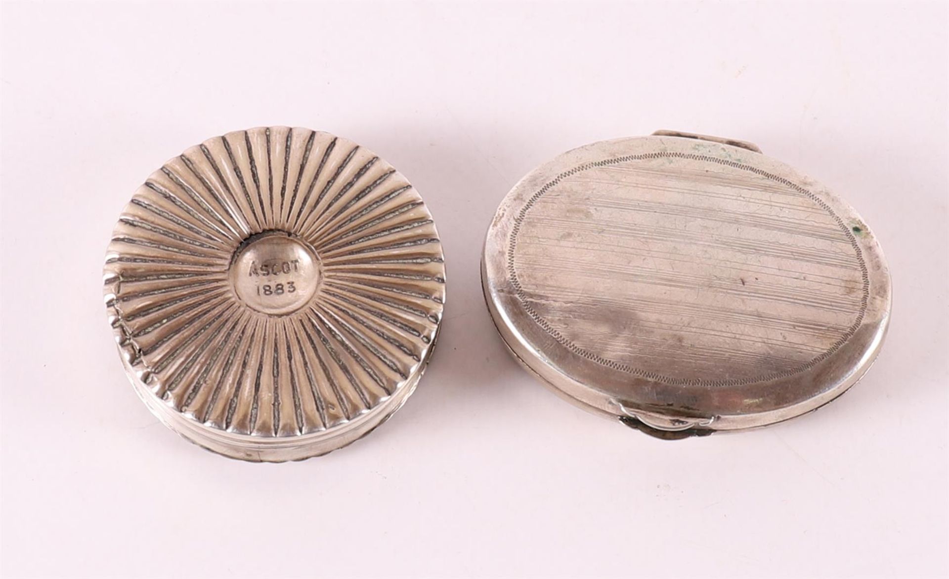 A 2nd grade 835/1000 oval silver pill box, year letter 1893. - Bild 2 aus 2