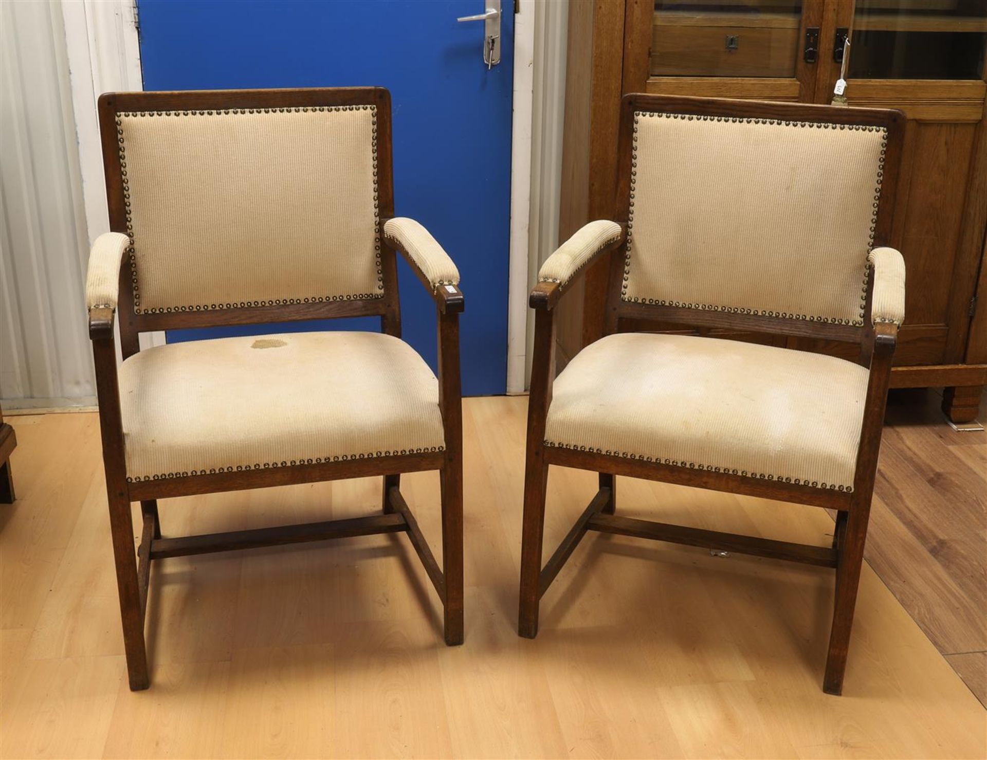 A pair of oak armrest chairs, Nieuwe Kunst, circa 1900.