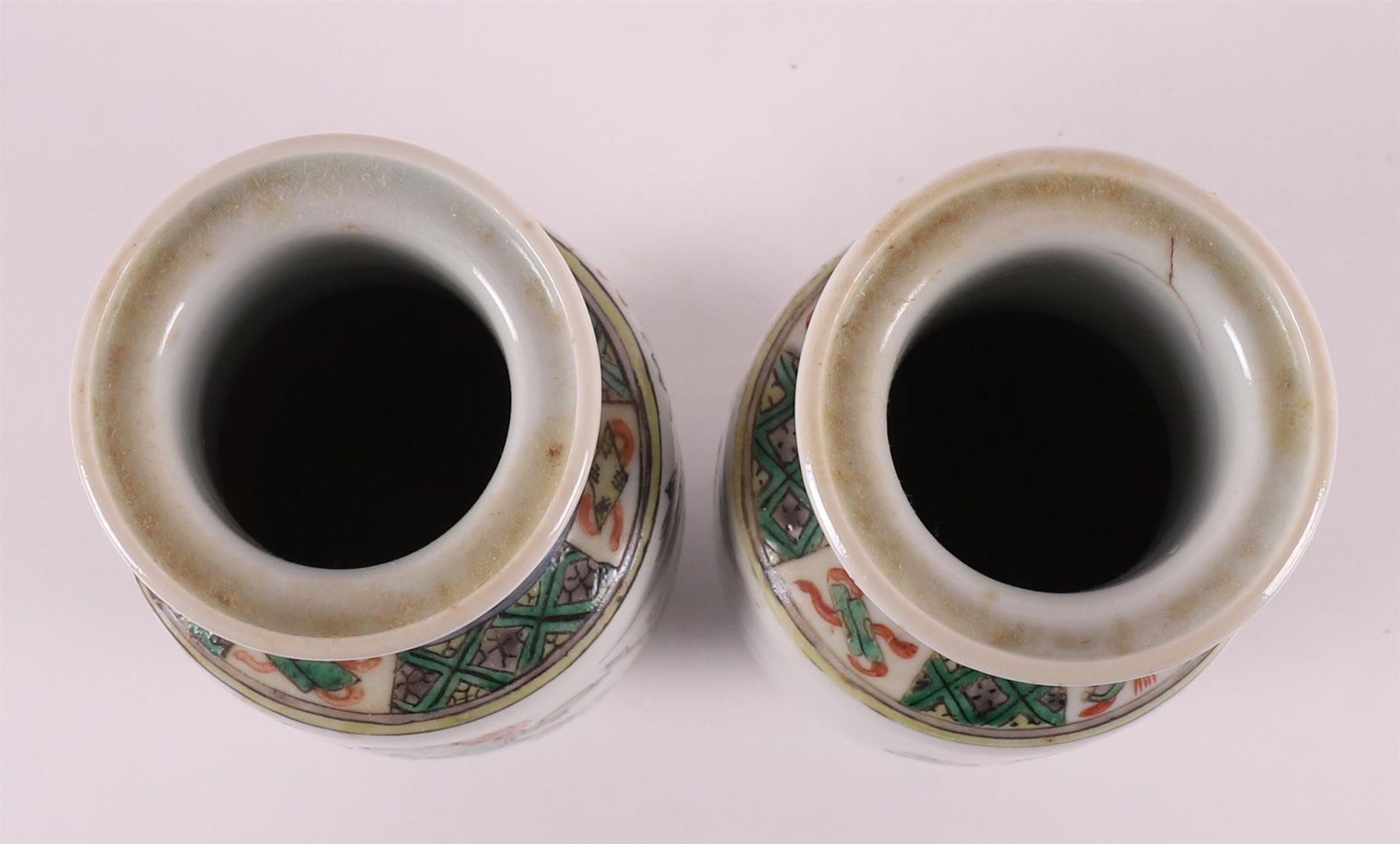 A pair of porcelain famille verte trolley vases, China, 20th century. - Bild 6 aus 8