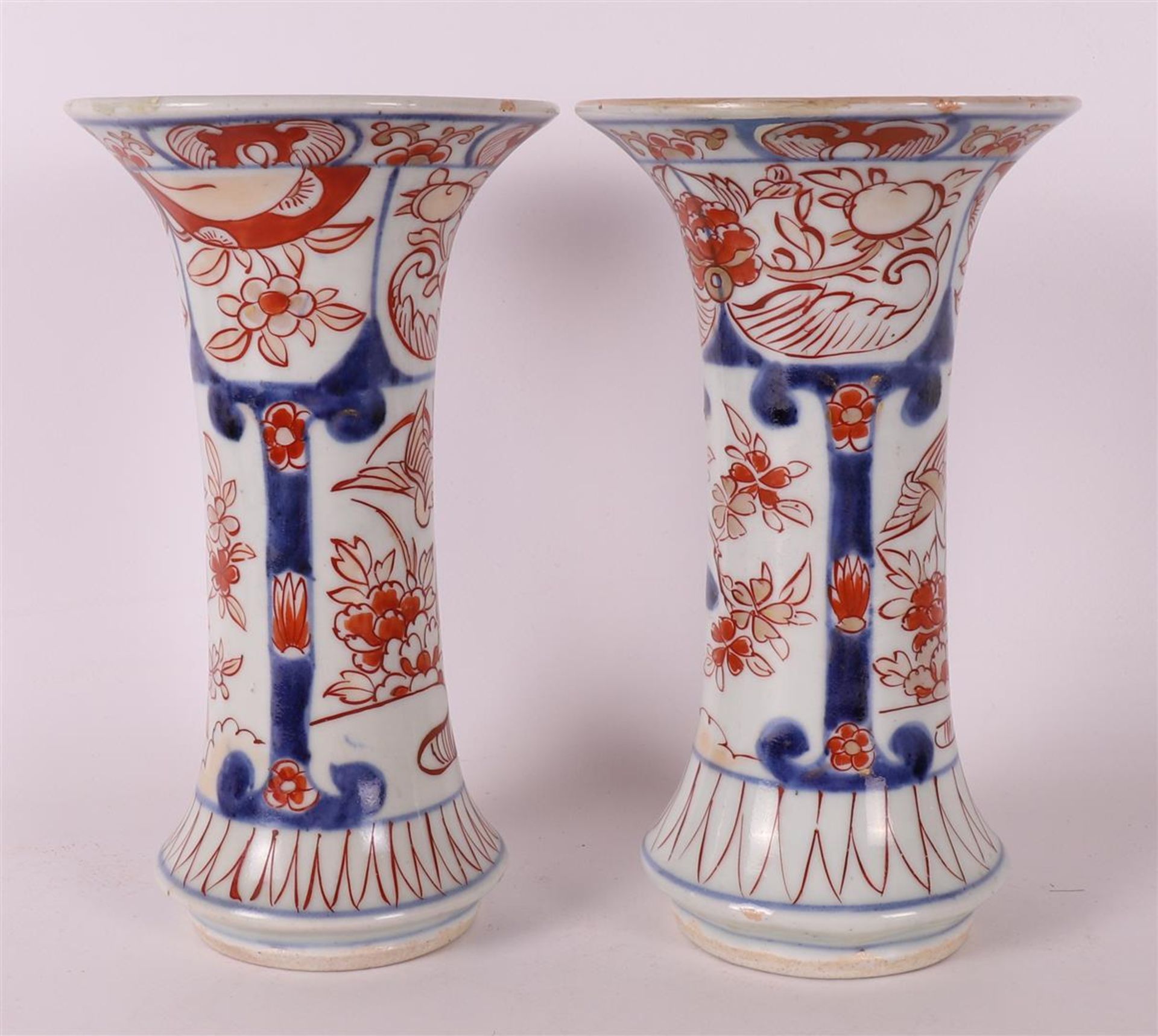 A five piece porcelain Imari garniture, Japan, circa 1700. - Image 18 of 20