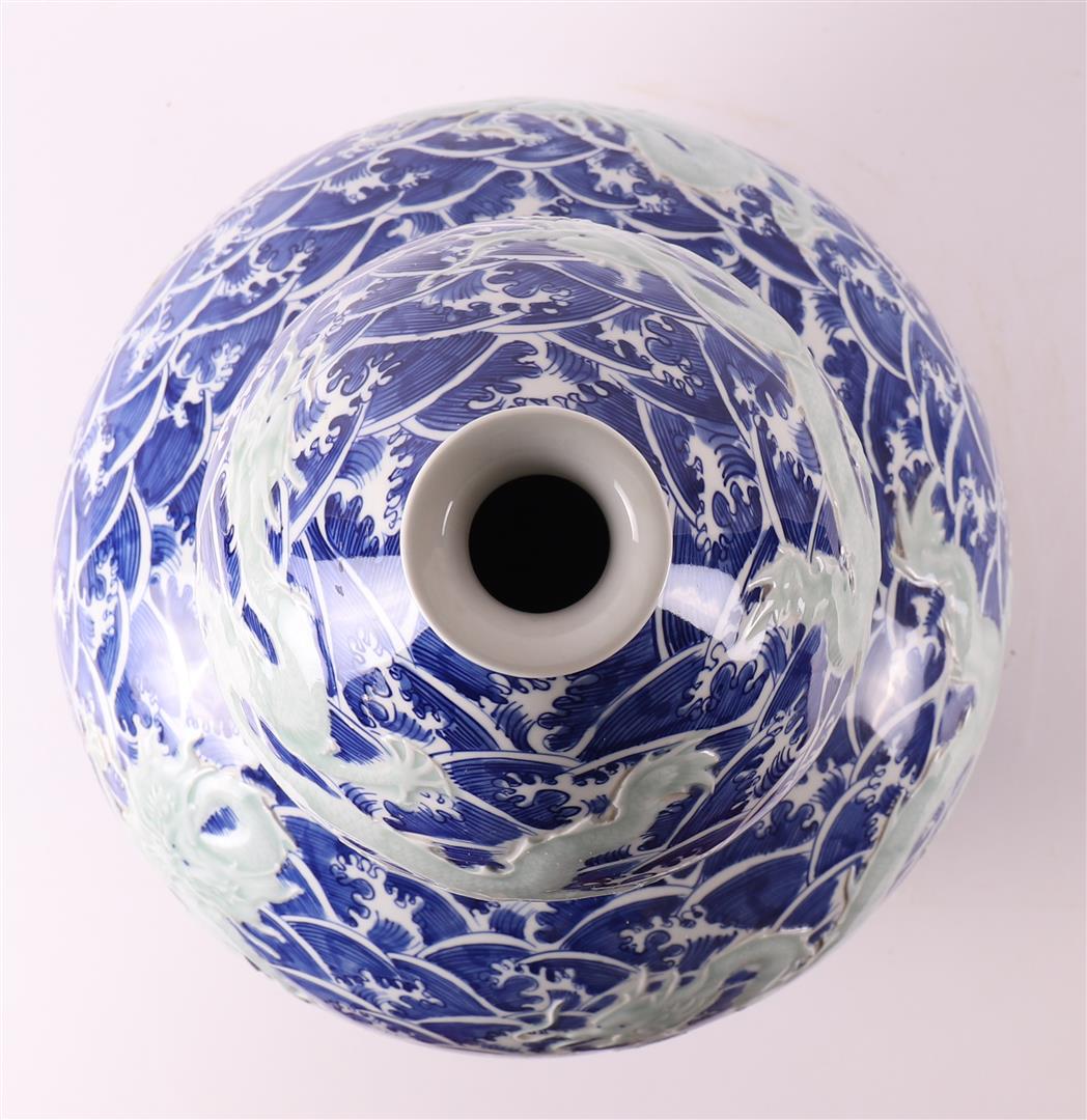 A blue and white porcelain gourd vase, after an antique Jiaqing example, 21st ce - Image 5 of 6
