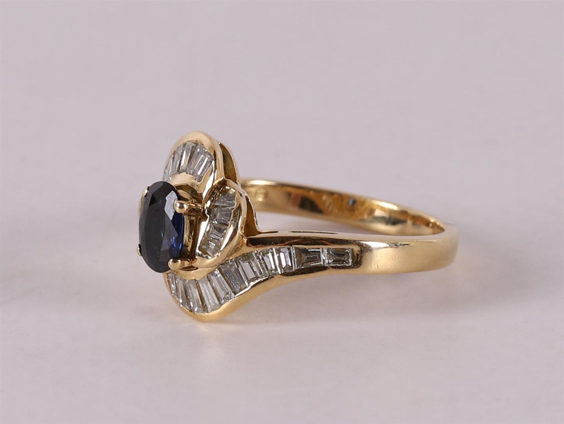 An 18 kt gold women's ring, set with oval cut blue sapphire and diamond. - Image 3 of 4