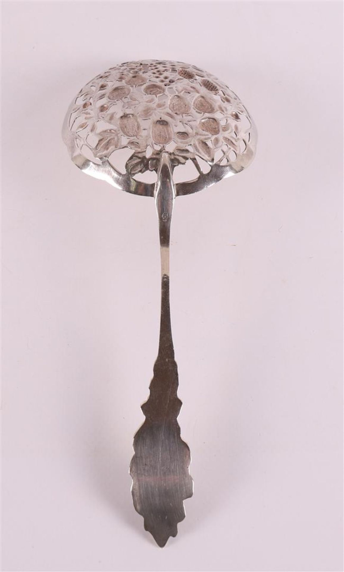 A second grade silver sugar sprinkle spoon, floral decoration, year stamp 1937. - Bild 2 aus 3