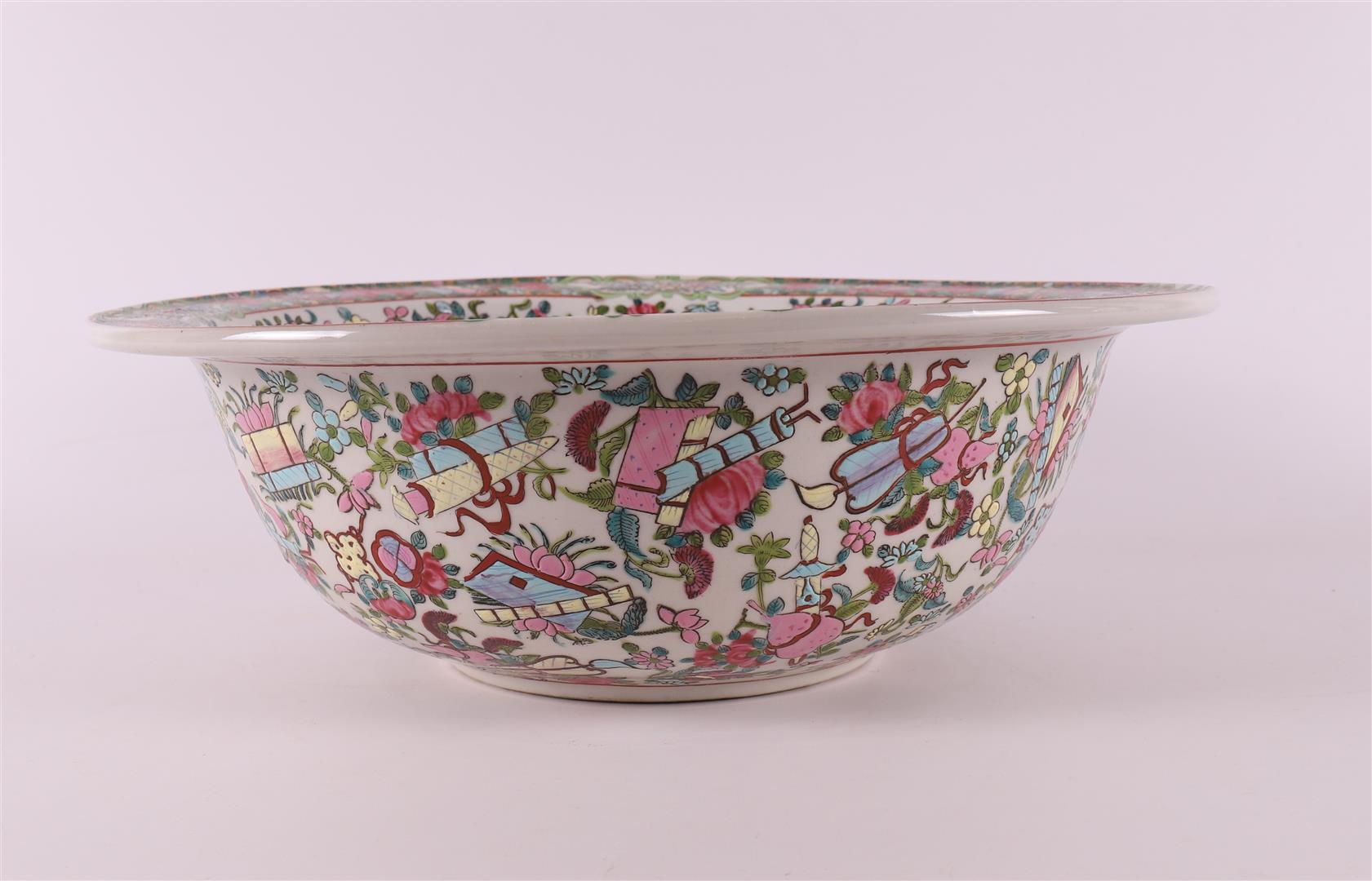 A porcelain famille rose wash bowl, China, Canton, 20th century. - Image 3 of 7