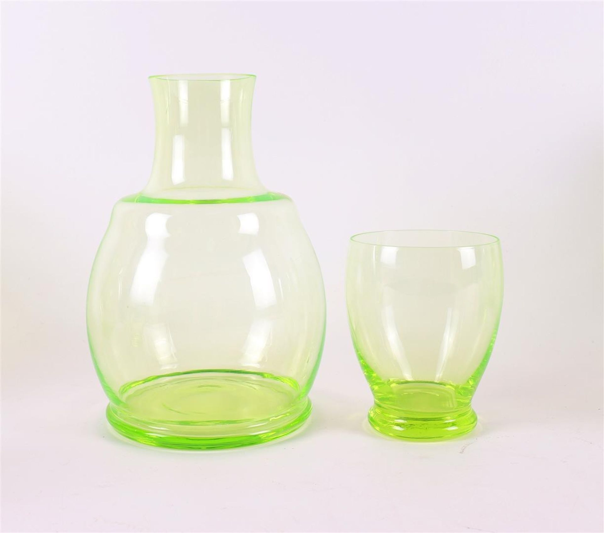 An Anna green glass water carafe 'Helios' with glass, design: W.J.Rozendaal 1933 - Image 2 of 2