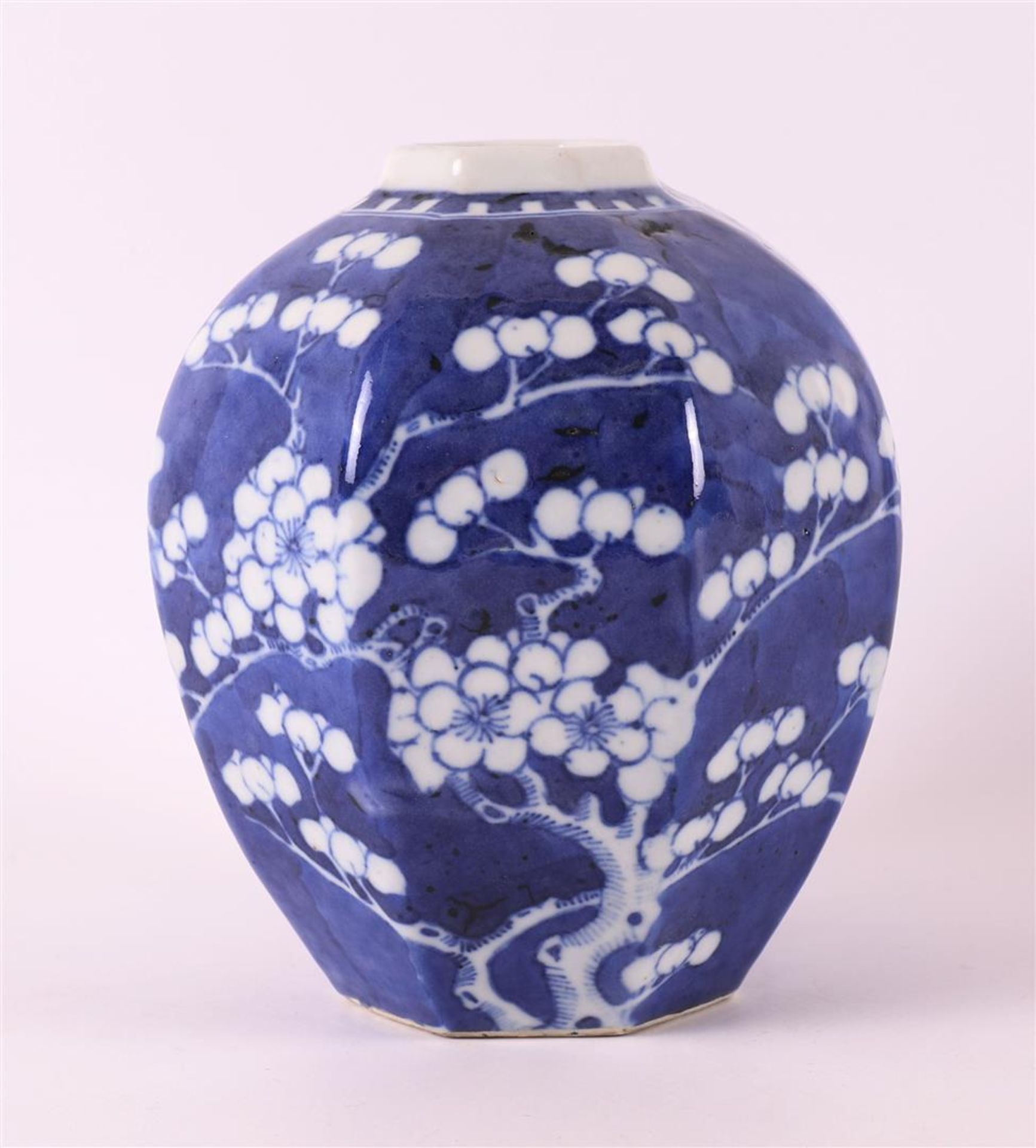 A blue and white porcelain octagonal tea caddy, China, circa 1800. - Image 3 of 6