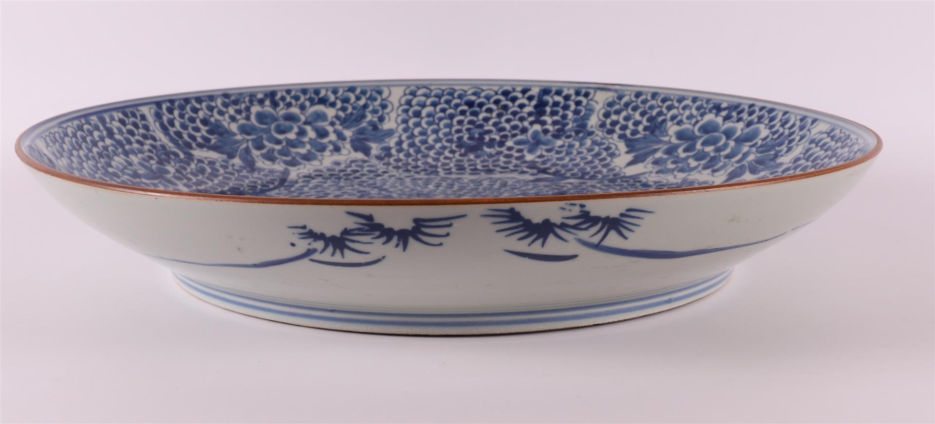 A blue and white porcelain dish, China, Kangxi, early 18th century. - Image 5 of 6