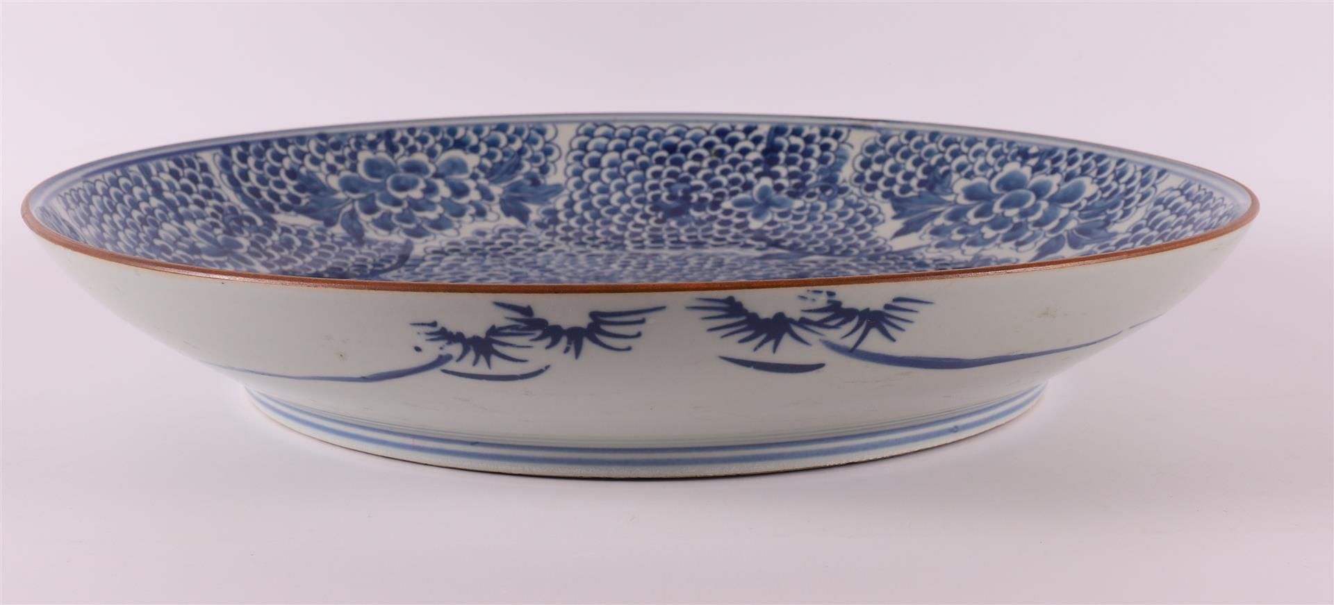 A blue and white porcelain dish, China, Kangxi, early 18th century. - Bild 5 aus 6
