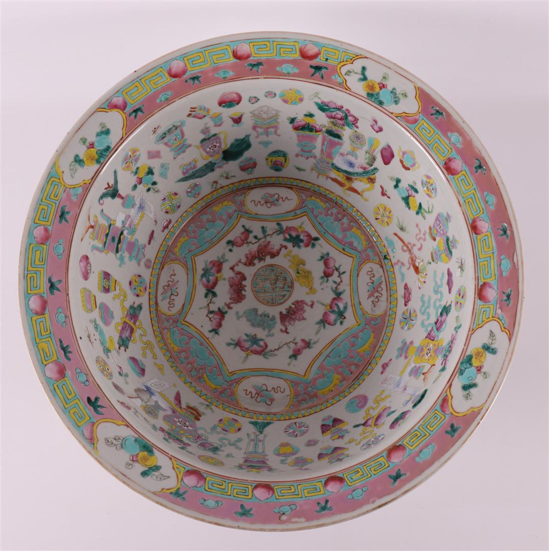 A porcelain famille rose wash bowl, China, Guangxu, around 1900. - Bild 2 aus 8