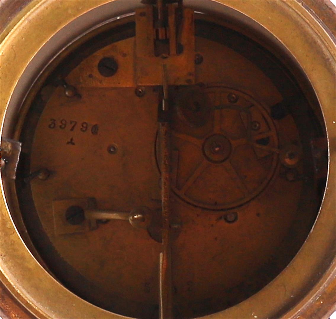 A mantel clock in Delft blue earthenware housing, early 20th century. - Image 5 of 6