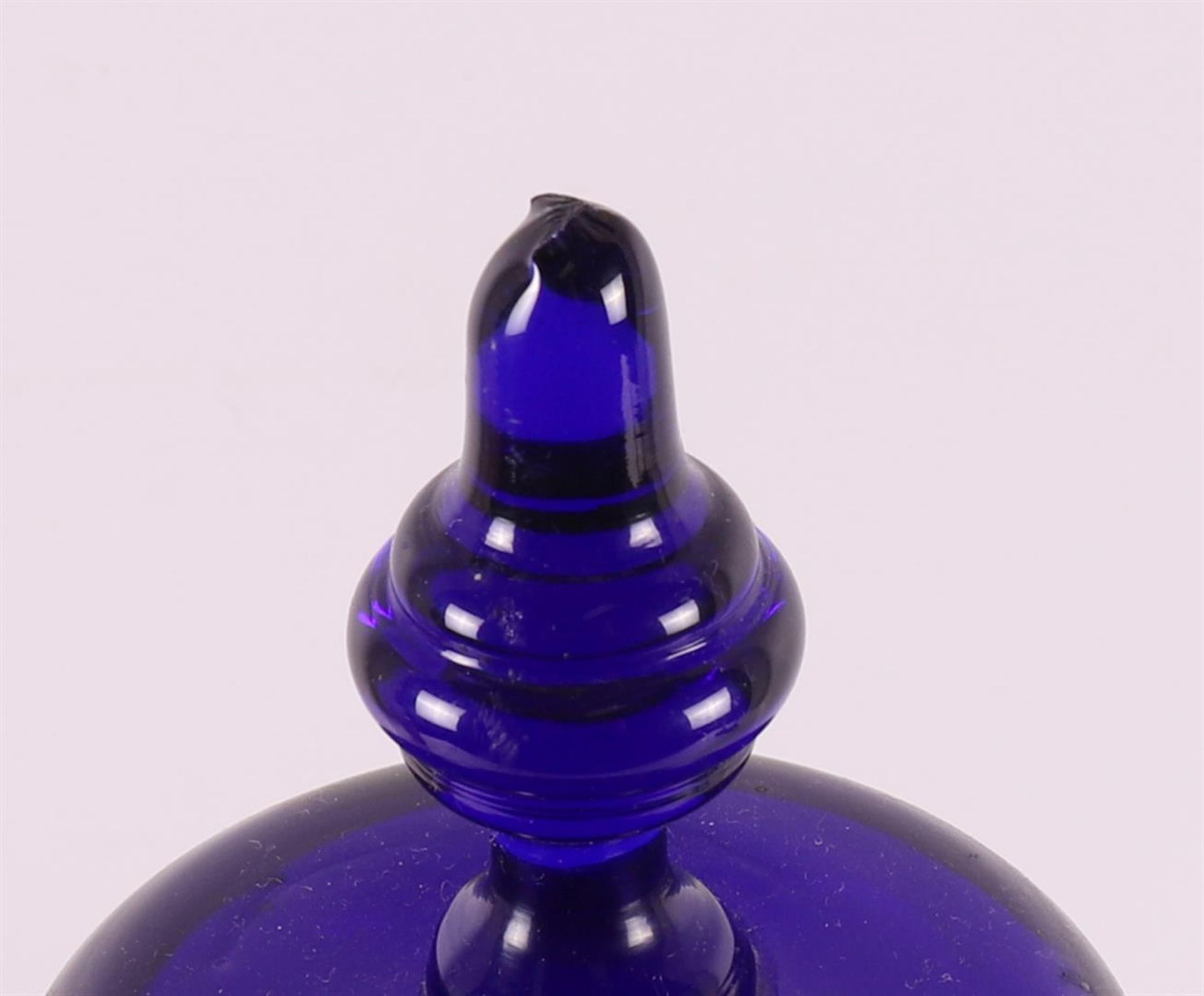 A blue glass apothecary jar, presumably France, around 1900. - Image 2 of 5