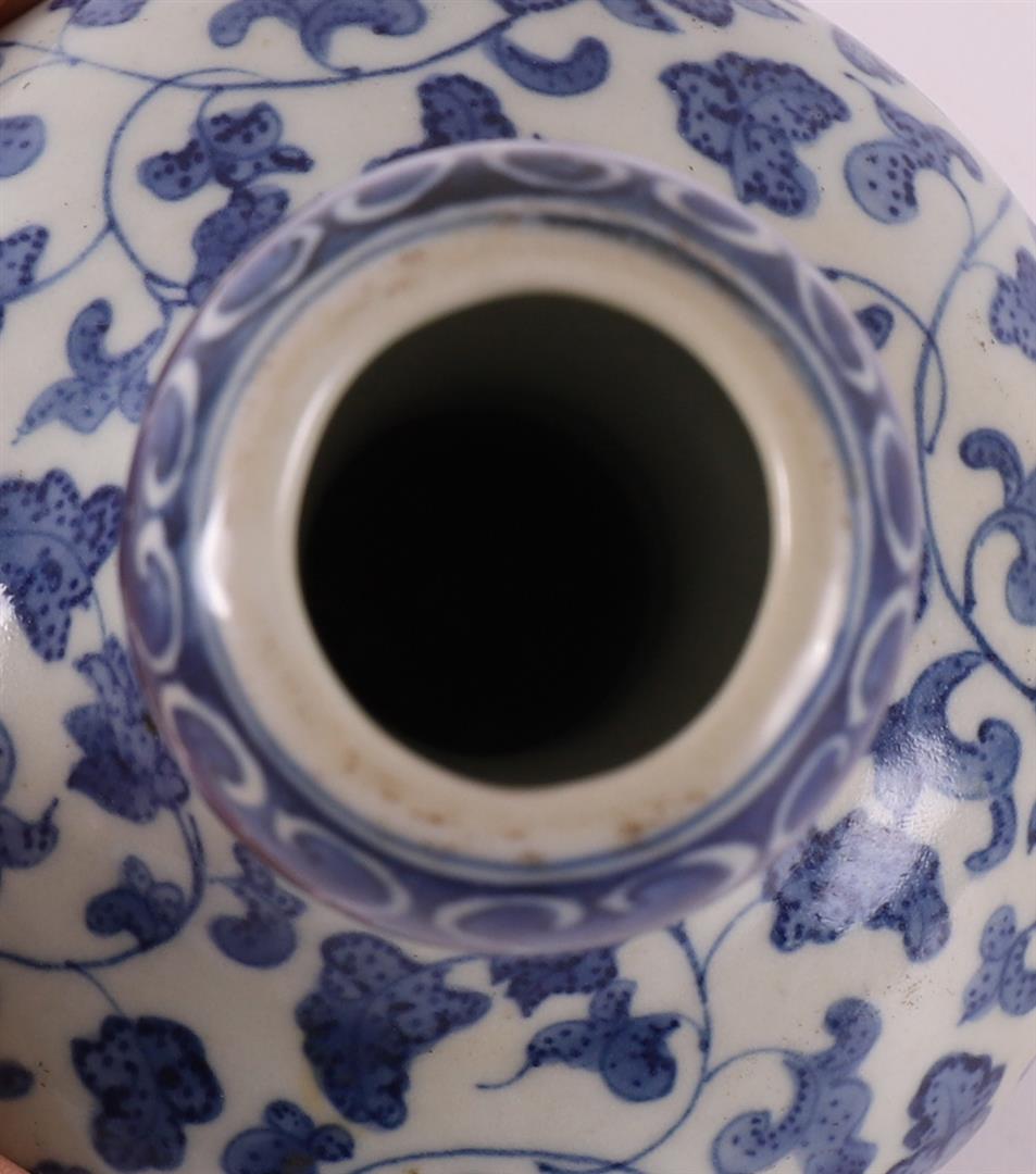 A blue and white porcelain garlic-mouth vase, China, 20th century. - Image 5 of 6