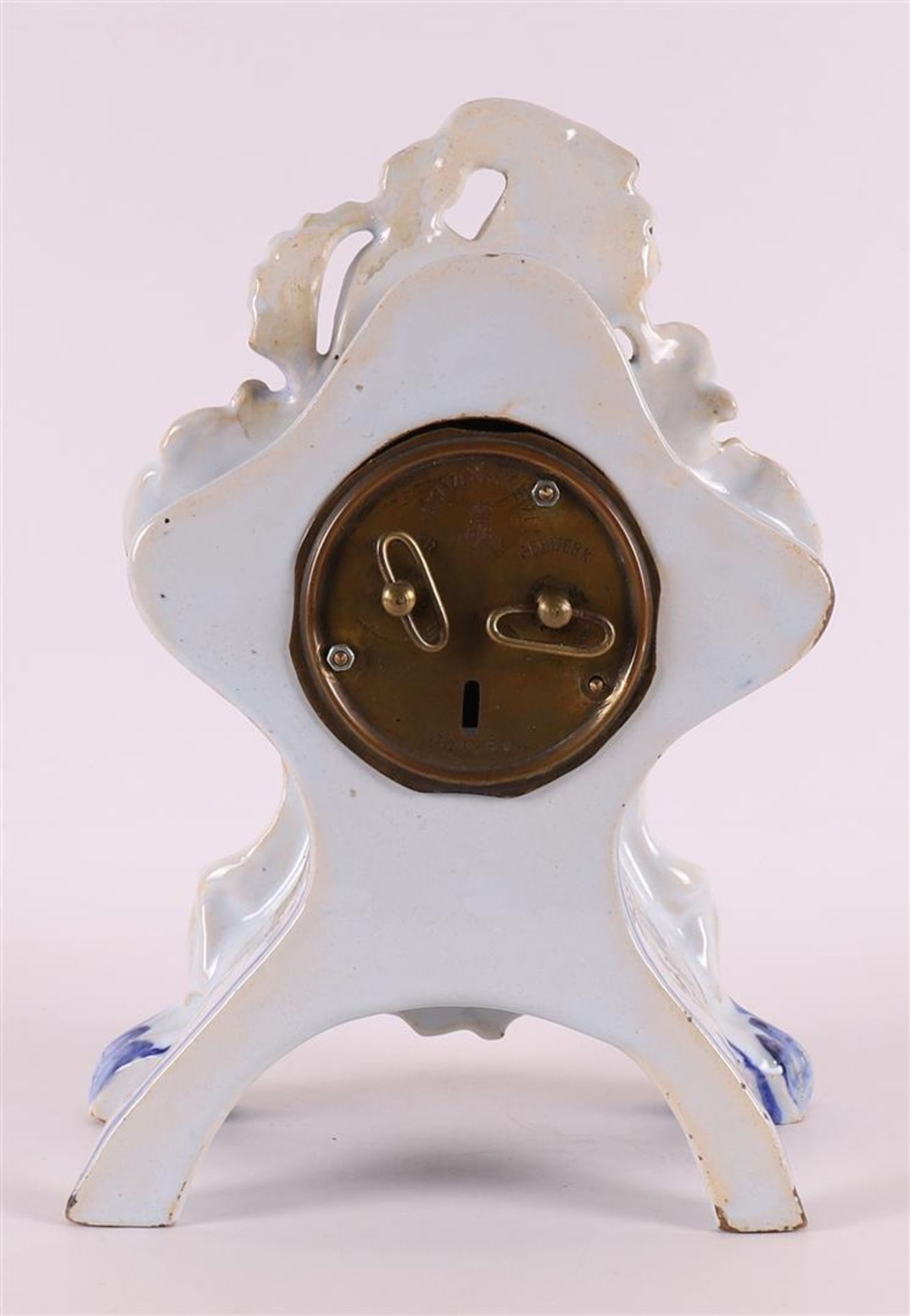 A polychrome Quimper earthenware mantel clock in Louis XV style, circa 1900. - Image 2 of 5