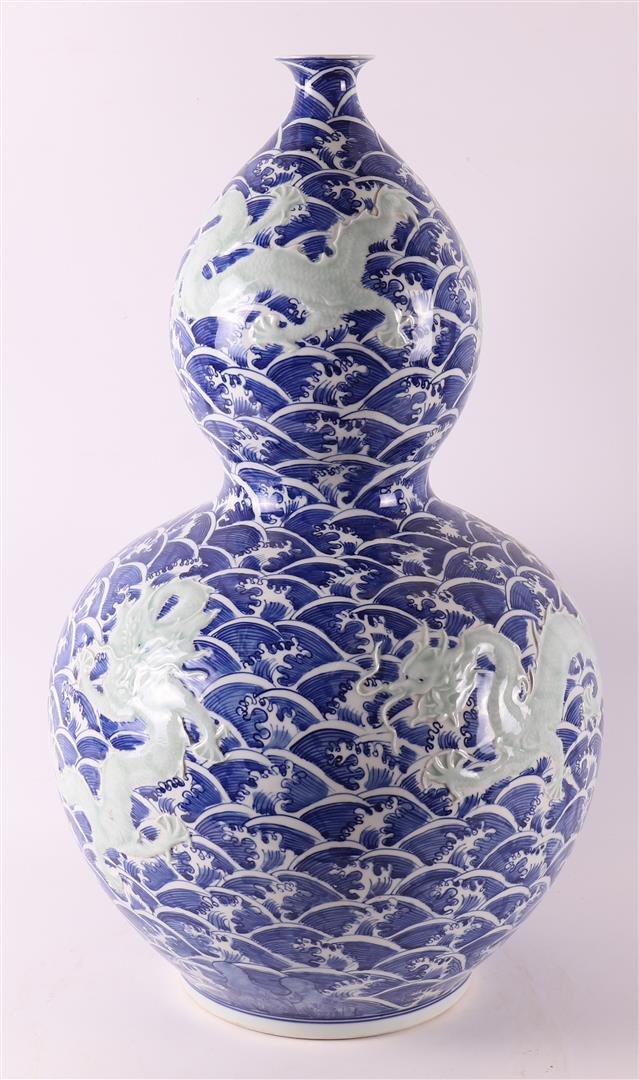 A blue and white porcelain gourd vase, after an antique Jiaqing example, 21st ce - Image 3 of 6