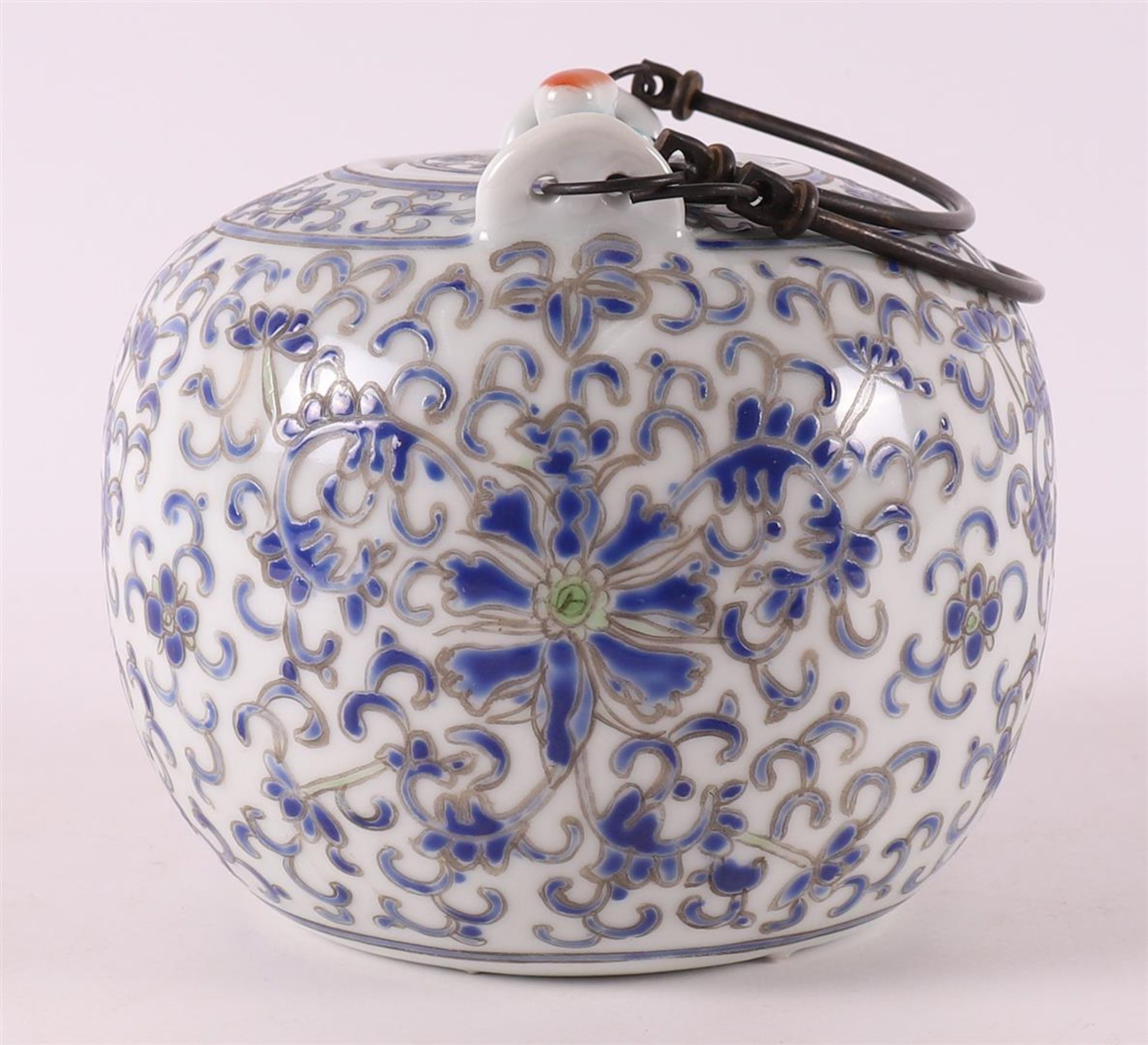 A porcelain teapot, China, circa 1900. - Bild 5 aus 8