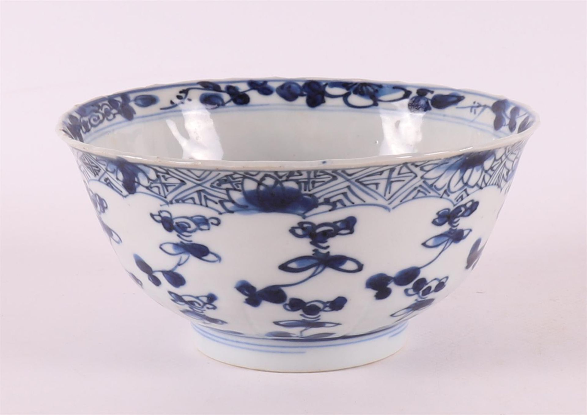 A blue and white porcelain bowl on a stand ring, China, Kangxi, around 1700. - Image 3 of 6