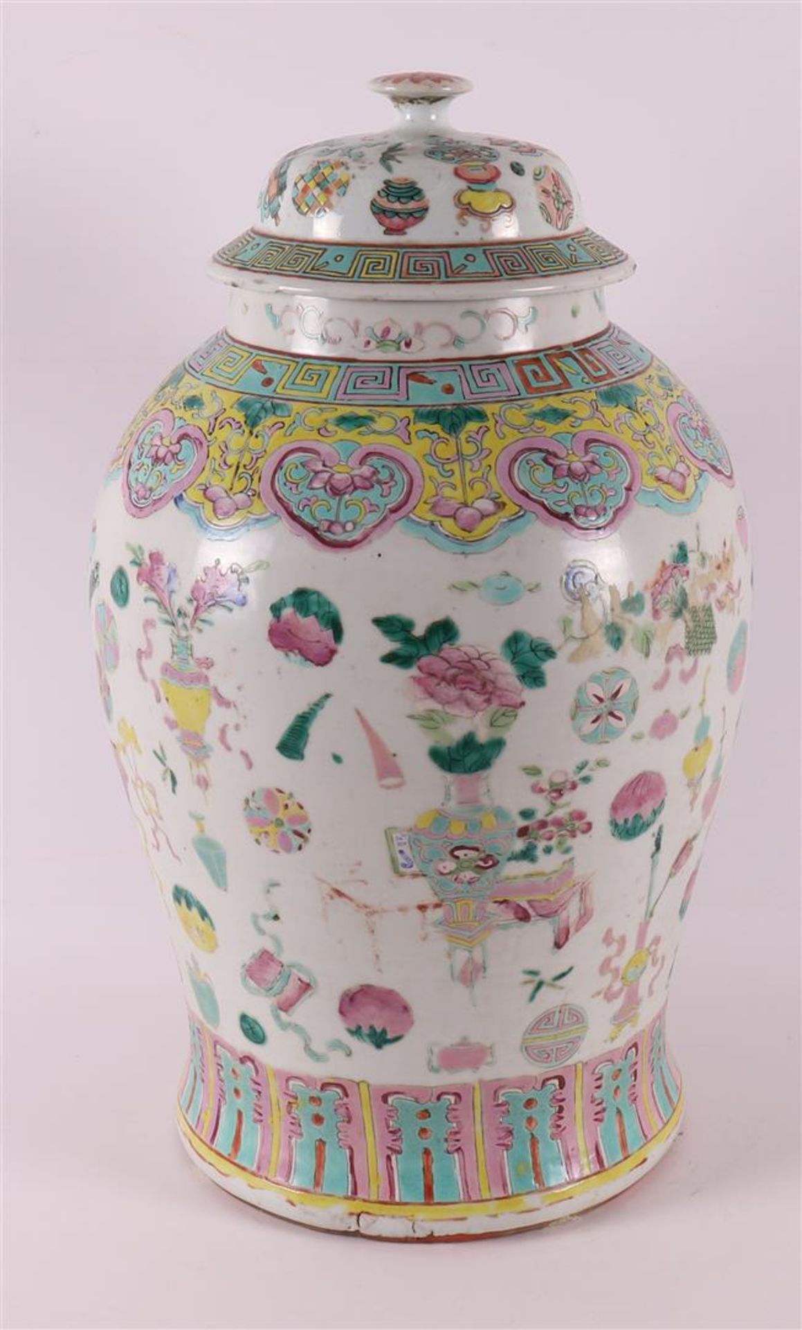 A porcelain famille rose vase and cover, China, 19th century. - Bild 3 aus 10