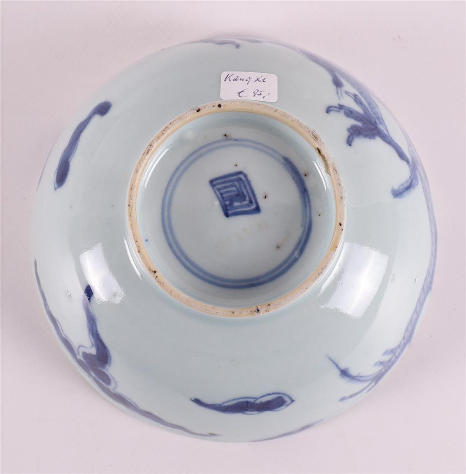 A blue and white porcelain bowl on a stand ring, China, Kangxi, around 1700. - Bild 9 aus 15