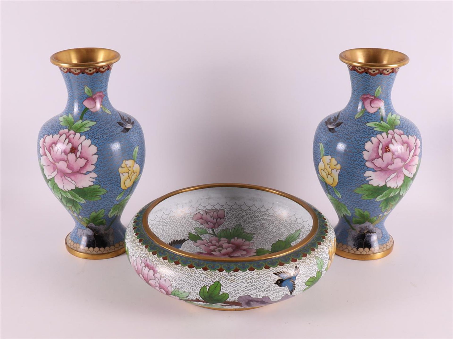 A pair of polychrome cloisonné vases, China, 20th/21st century. - Bild 5 aus 6