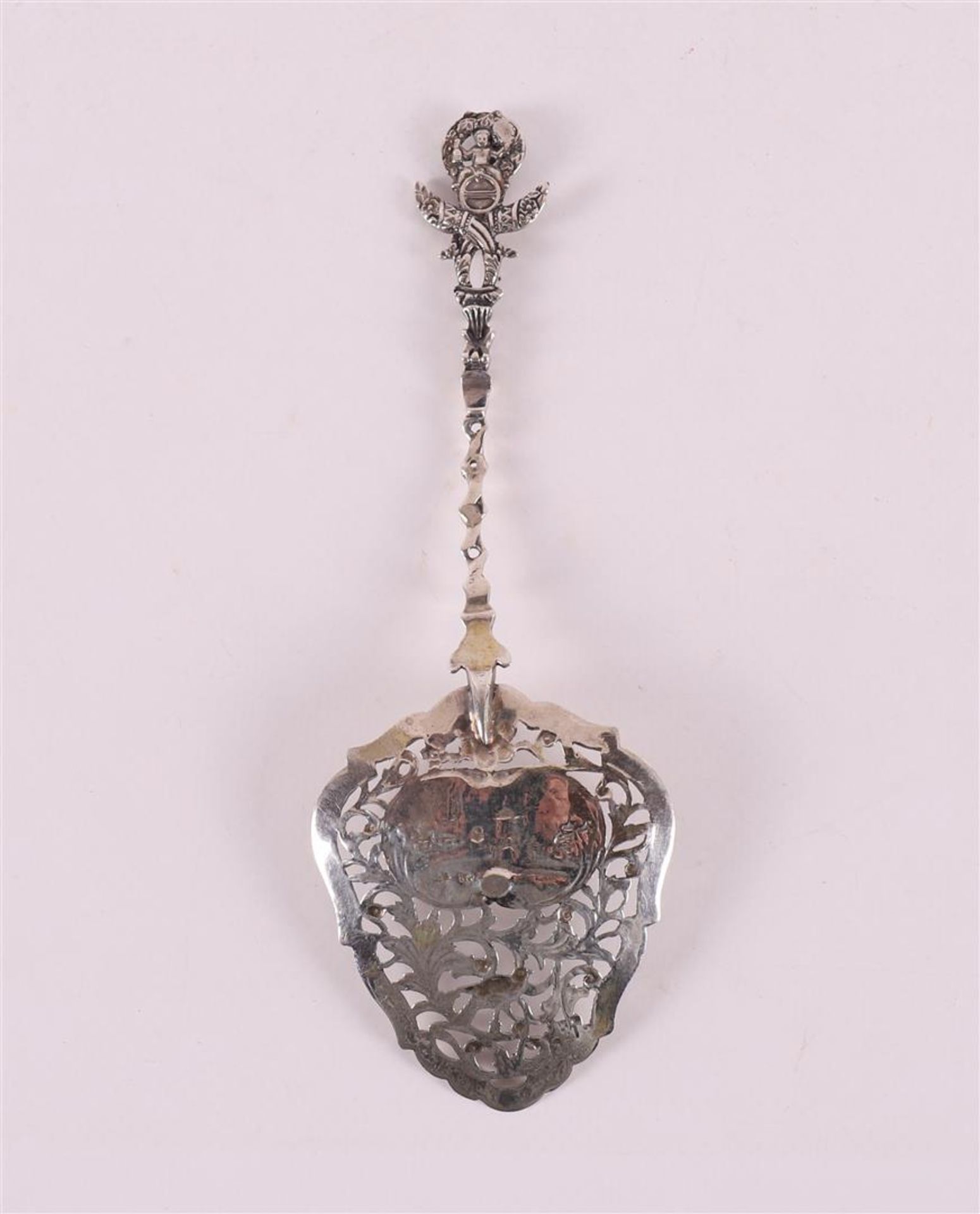 A second grade silver sugar sprinkle spoon, beautifully decorated, year stamp 19 - Bild 2 aus 2