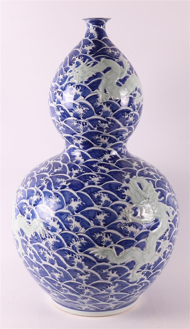 A blue and white porcelain gourd vase, after an antique Jiaqing example, 21st ce - Image 2 of 6