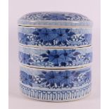 A round blue and white porcelain lidded box, China, 19th century.