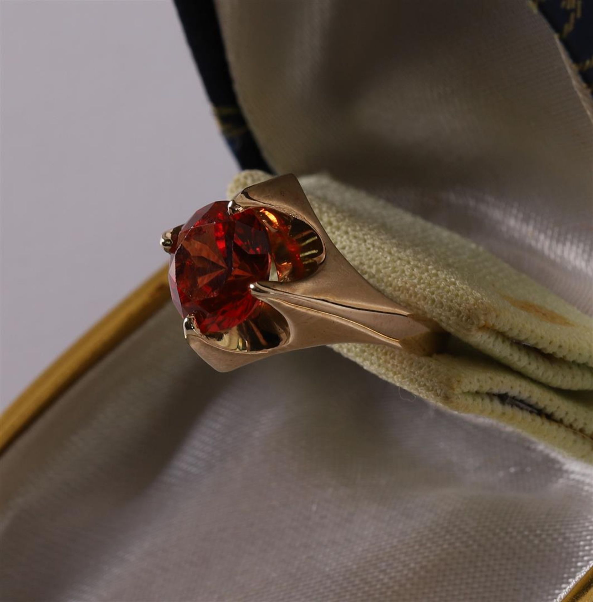 A 14 kt 585 yellow gold ring, set with diamond-cut red sapphire. - Image 3 of 3