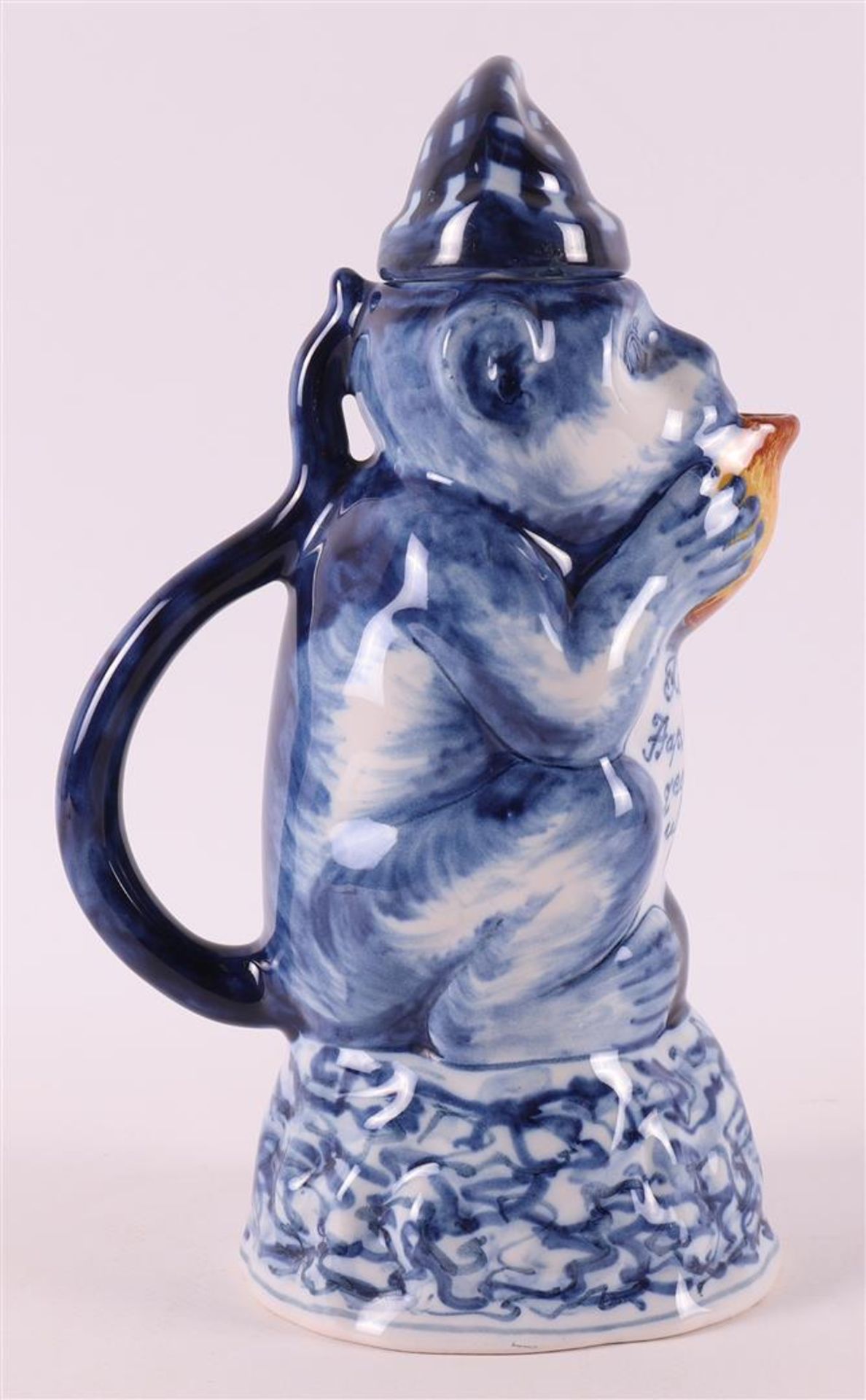 A blue and white earthenware milk jug in the shape of a monkey, after the 18th c - Image 4 of 10