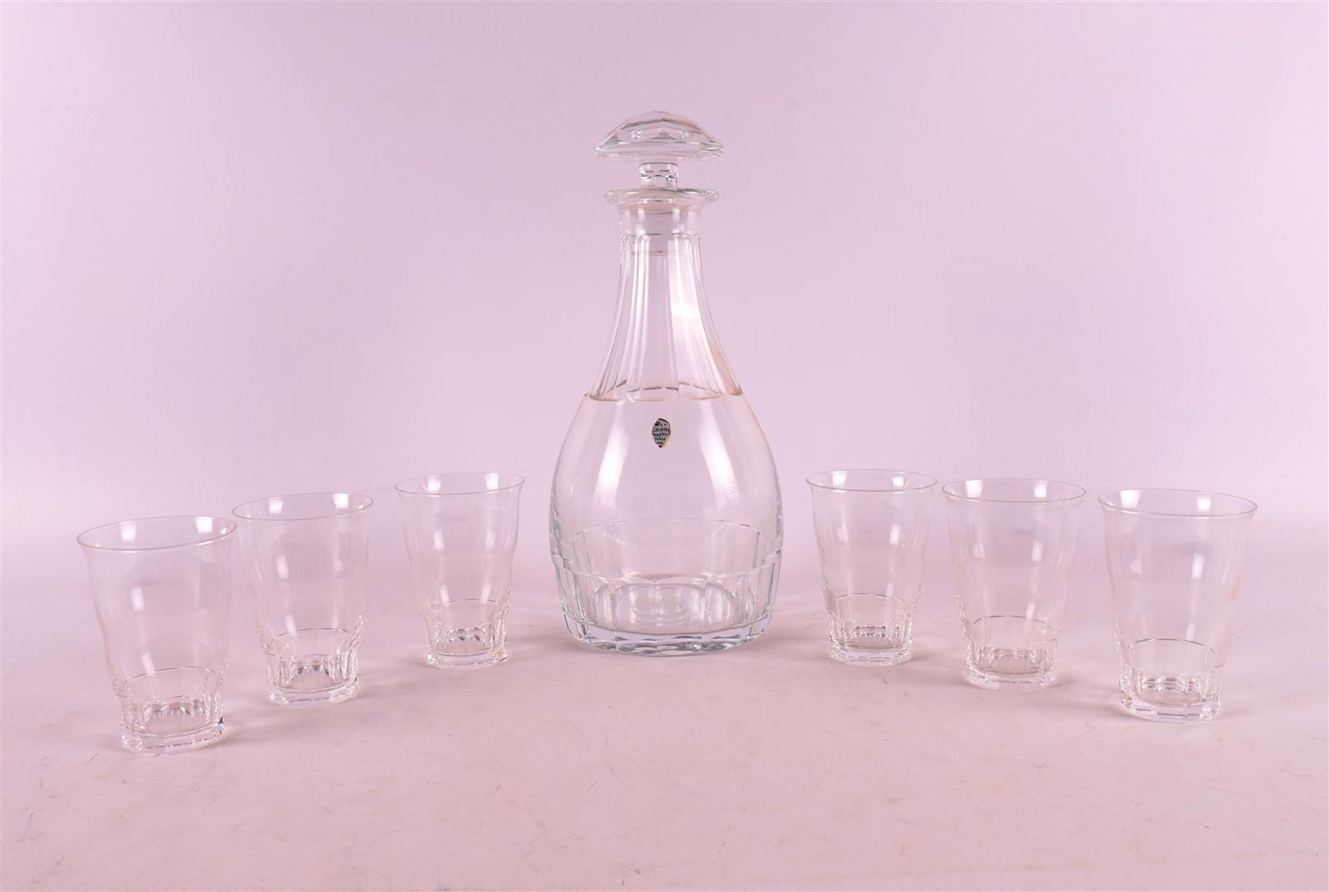  A clear glass carafe with six glasses, W.J.Rozendaal, ca. 1935.