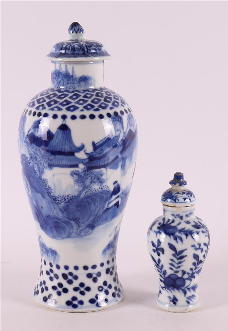 A blue and white porcelain baluster vase, China, 19th century. - Image 4 of 13