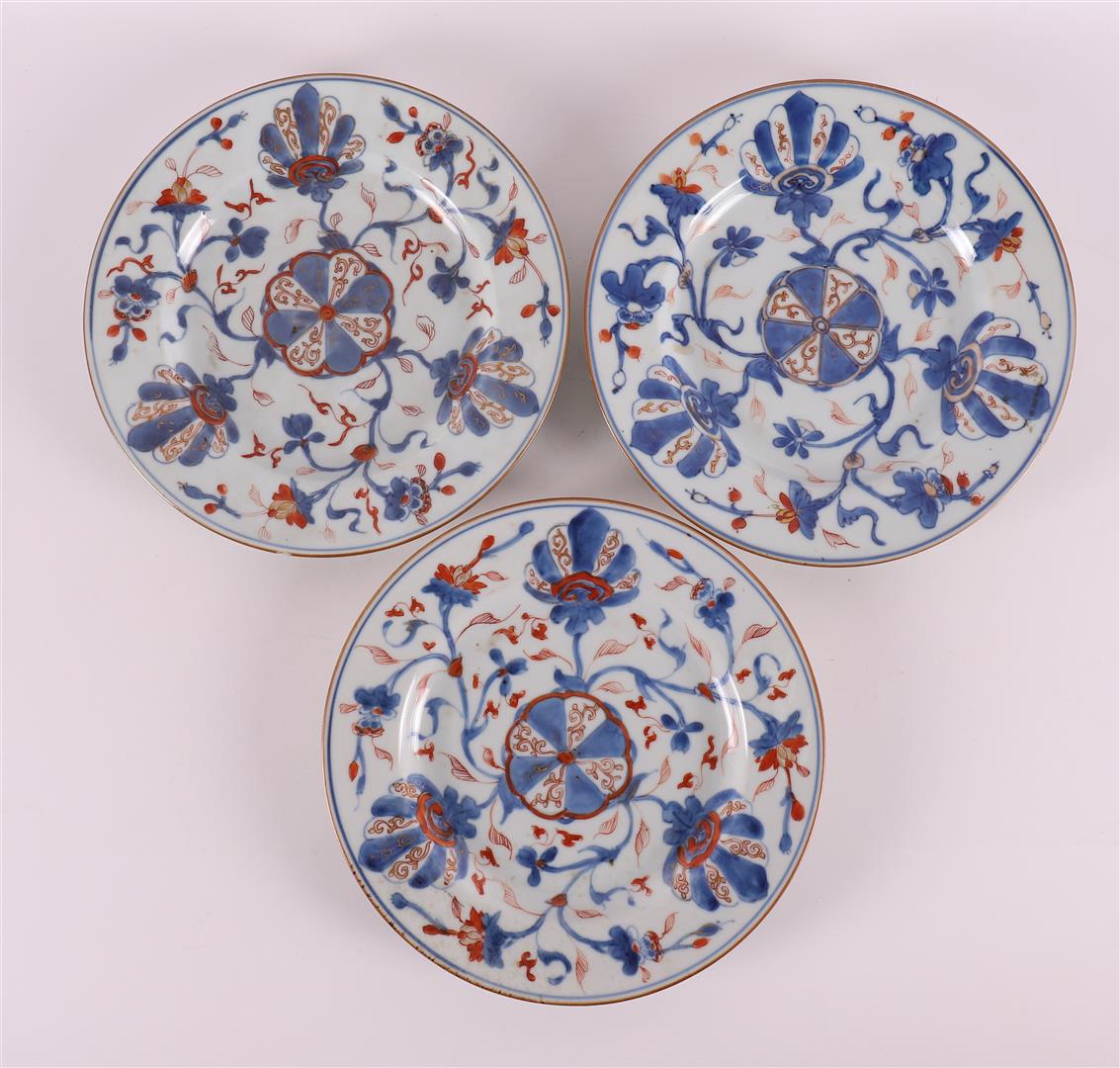 A series of three Chinese Imari plates, China, Qianlong, 18th century.