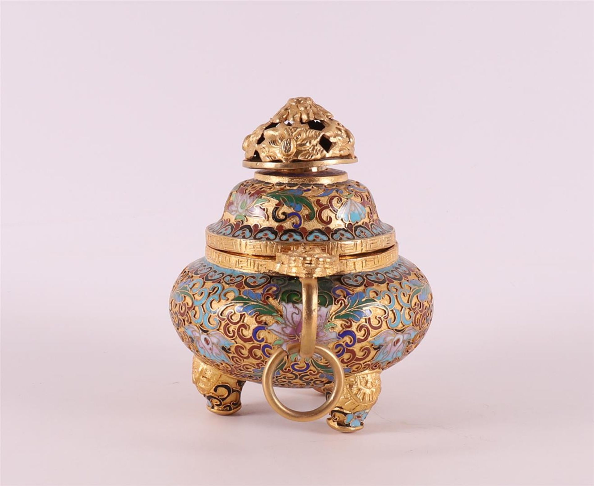 A partly pierced cloisonné koro with horizontal ringed ears, China - Image 4 of 6