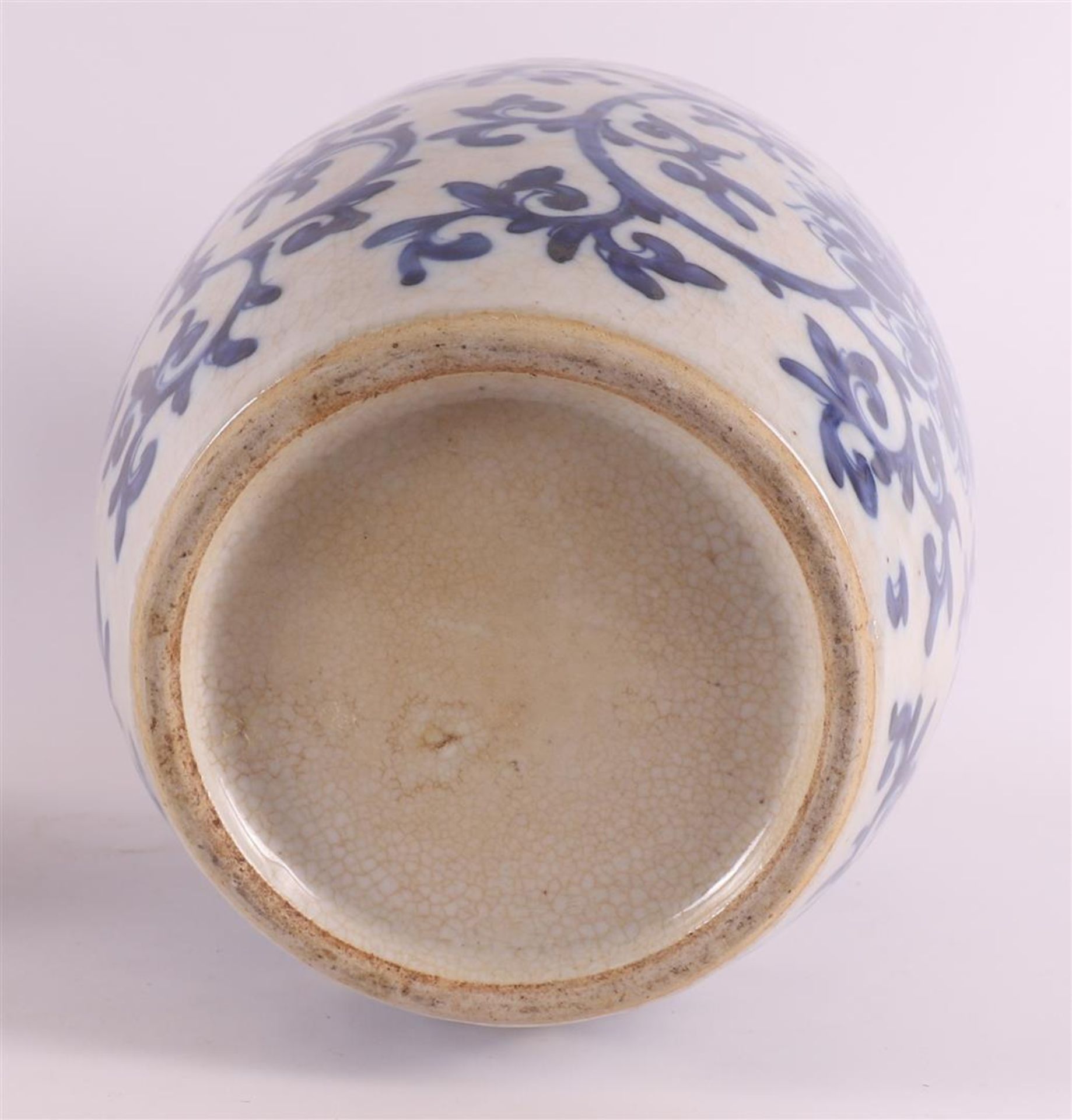 A blue/white soft paste/pâte tendre porcelain vase, China, 18th century. - Image 7 of 8