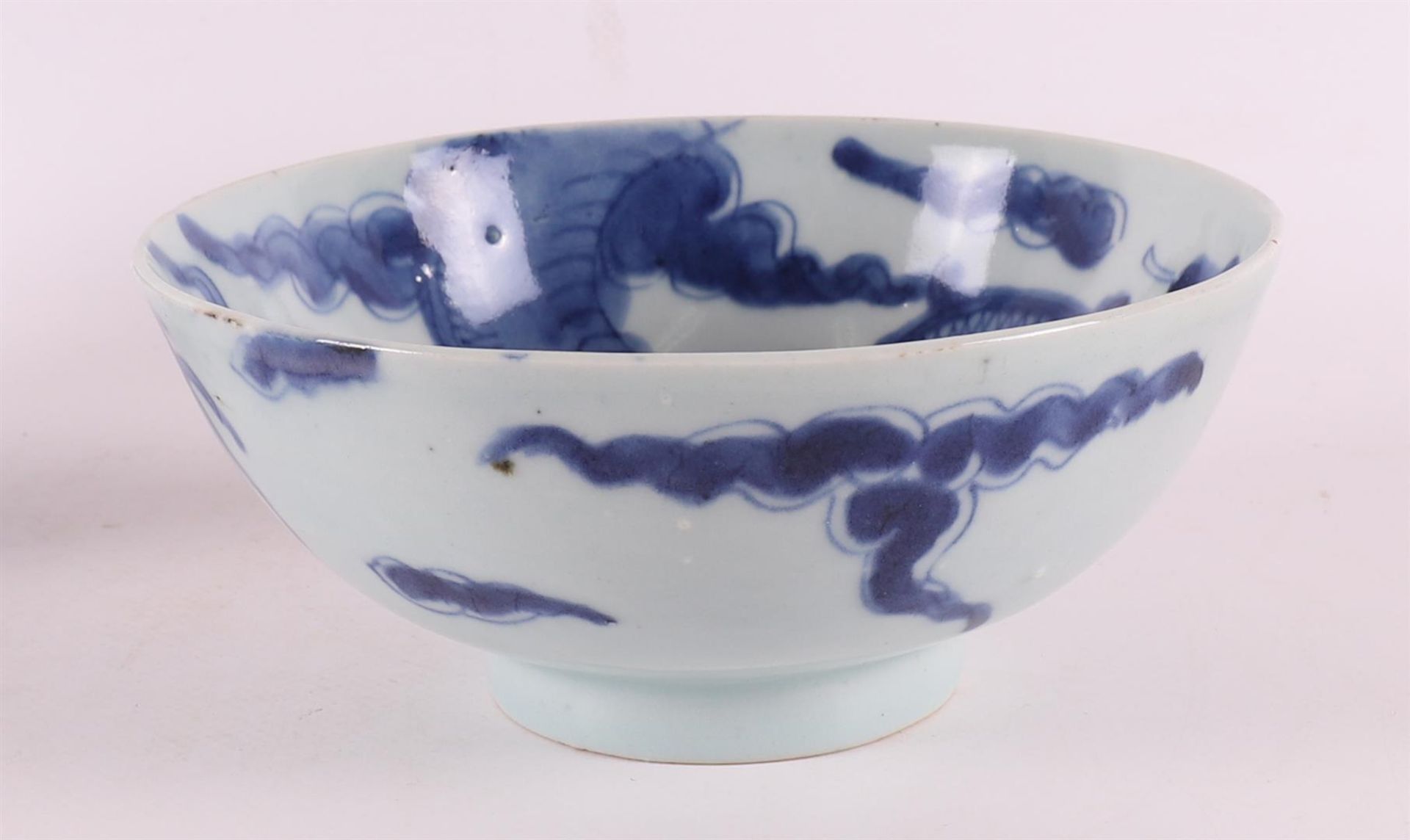 A blue and white porcelain bowl on a stand ring, China, Kangxi, around 1700. - Bild 7 aus 15