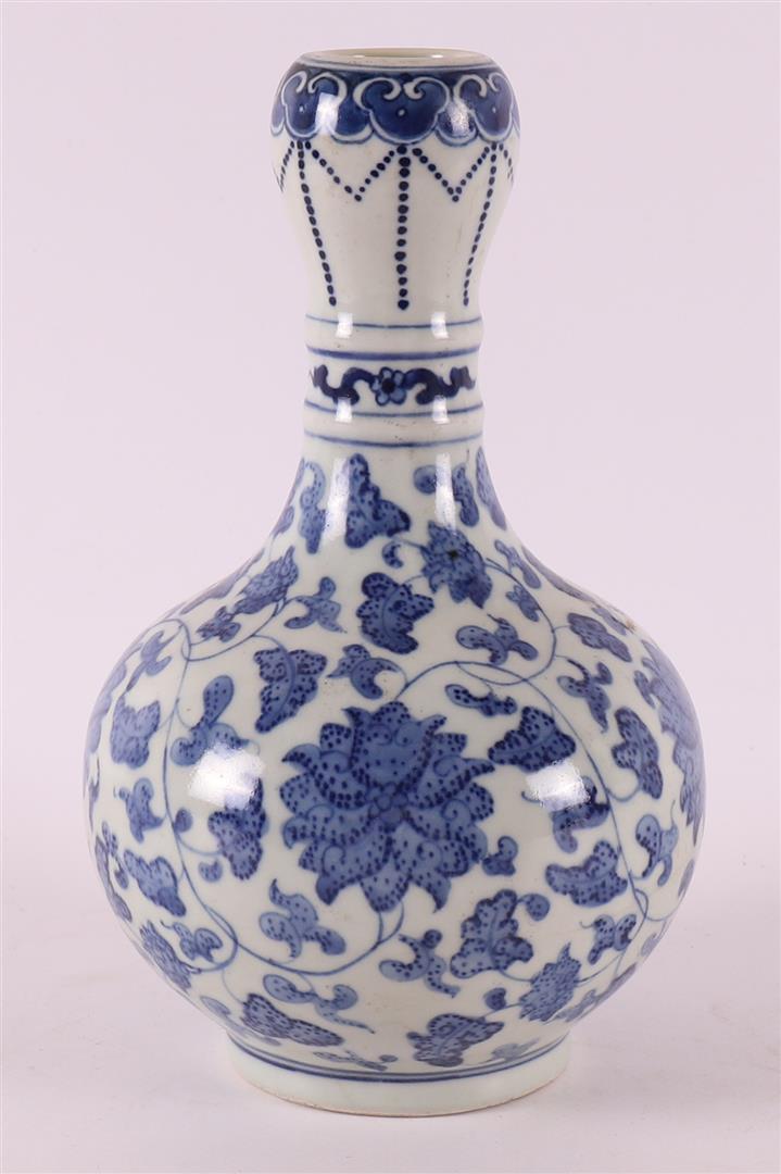 A blue and white porcelain garlic-mouth vase, China, 20th century. - Image 3 of 6