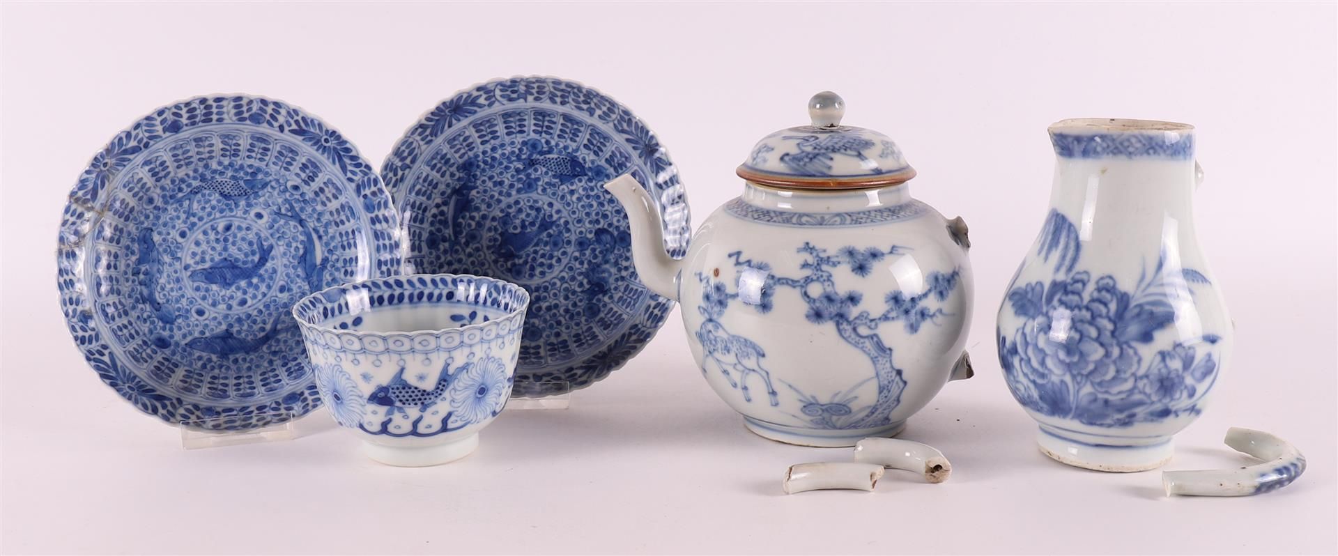 A lot of various blue/white porcelain, China, 18th/19th century.