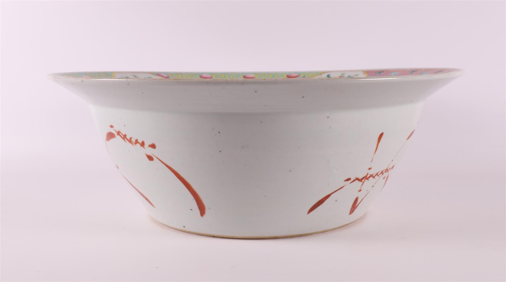 A porcelain famille rose wash bowl, China, Guangxu, around 1900. - Bild 3 aus 8