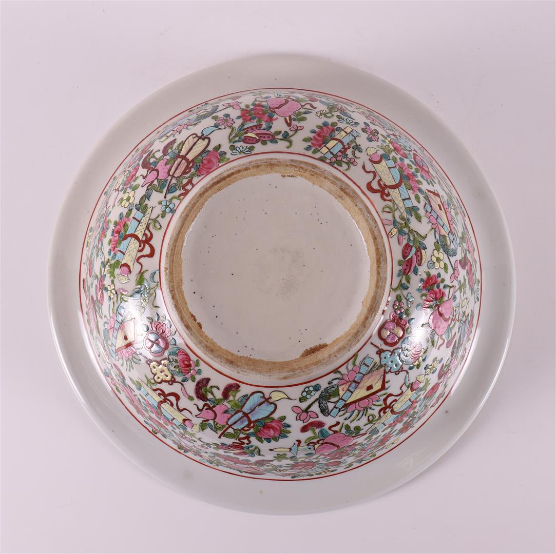 A porcelain famille rose wash bowl, China, Canton, 20th century. - Image 7 of 7