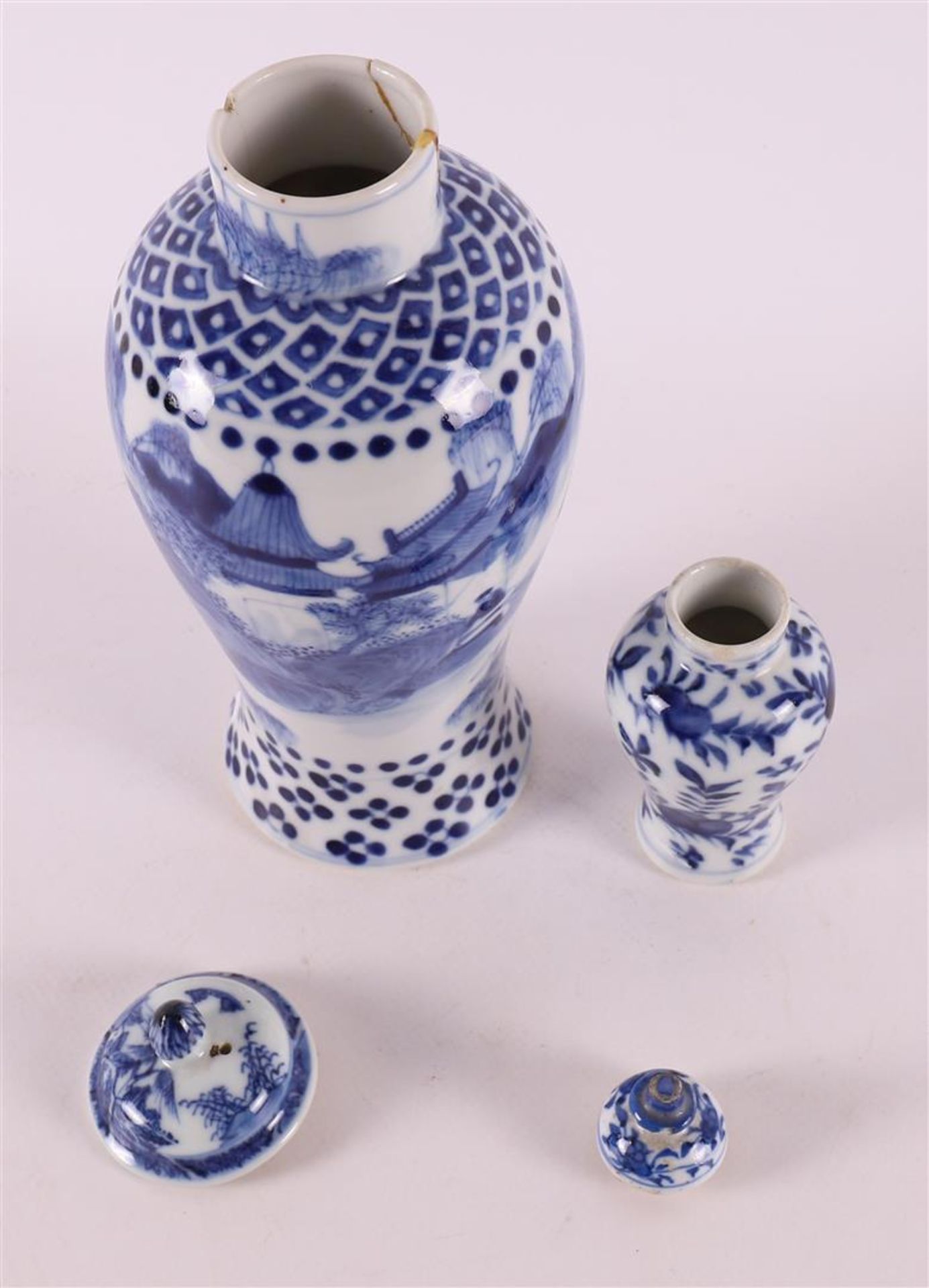 A blue and white porcelain baluster vase, China, 19th century. - Bild 5 aus 13