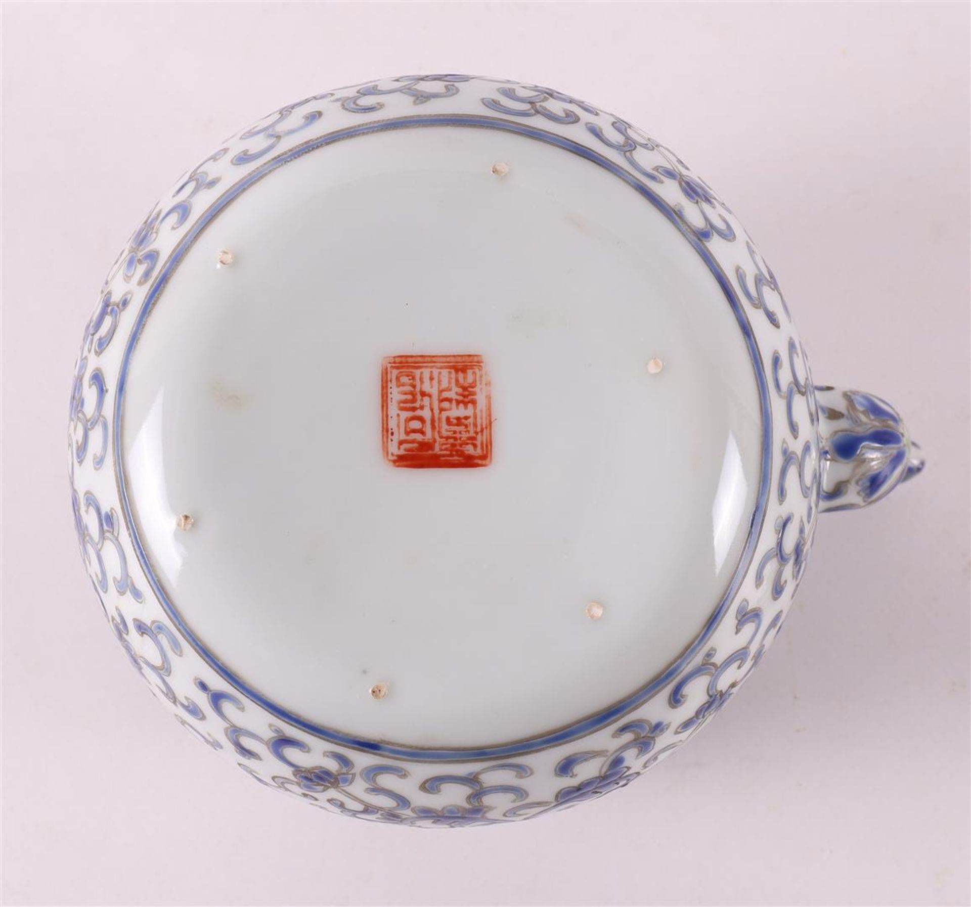A porcelain teapot, China, circa 1900. - Bild 7 aus 8