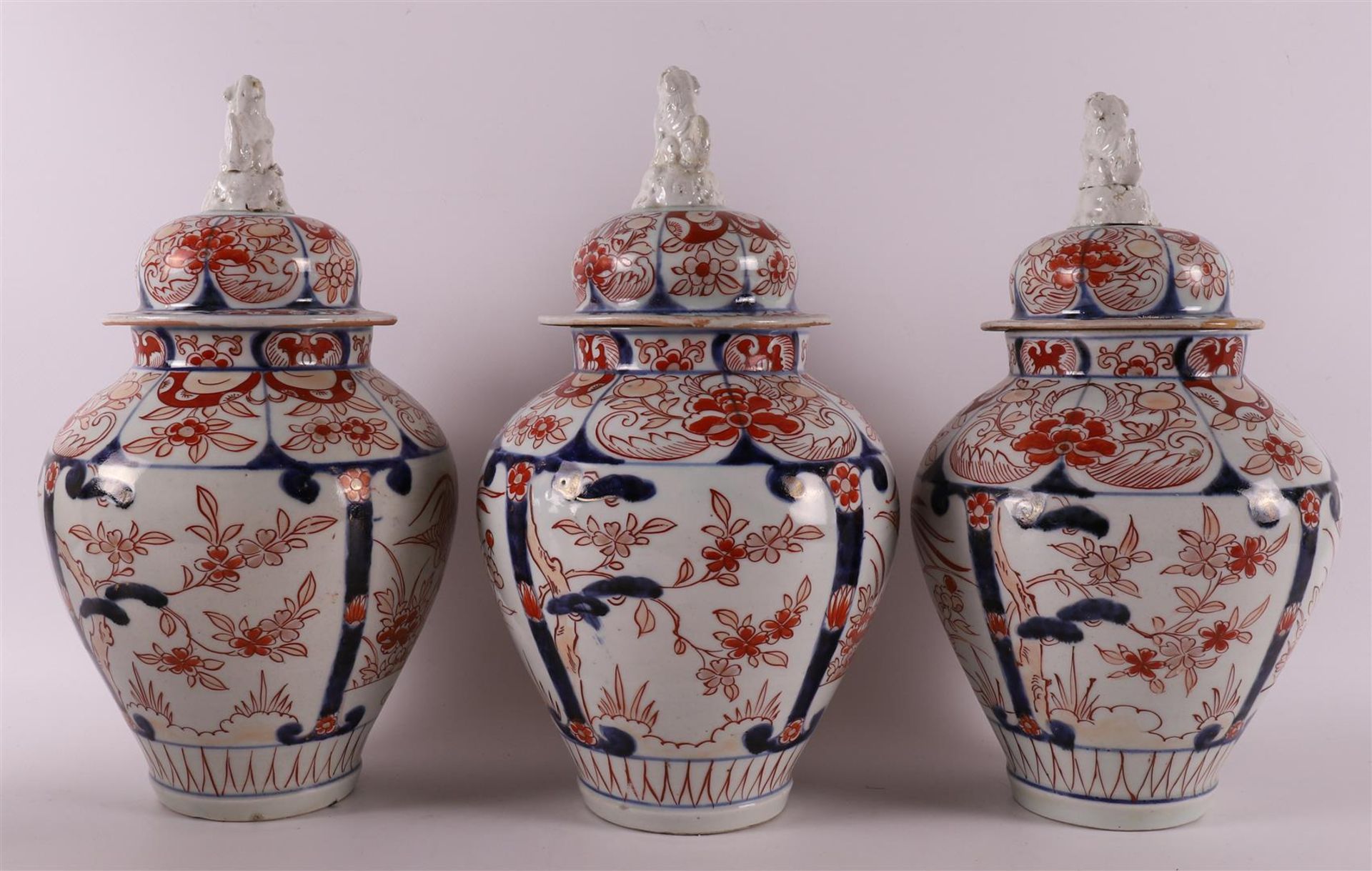 A five piece porcelain Imari garniture, Japan, circa 1700. - Image 6 of 20